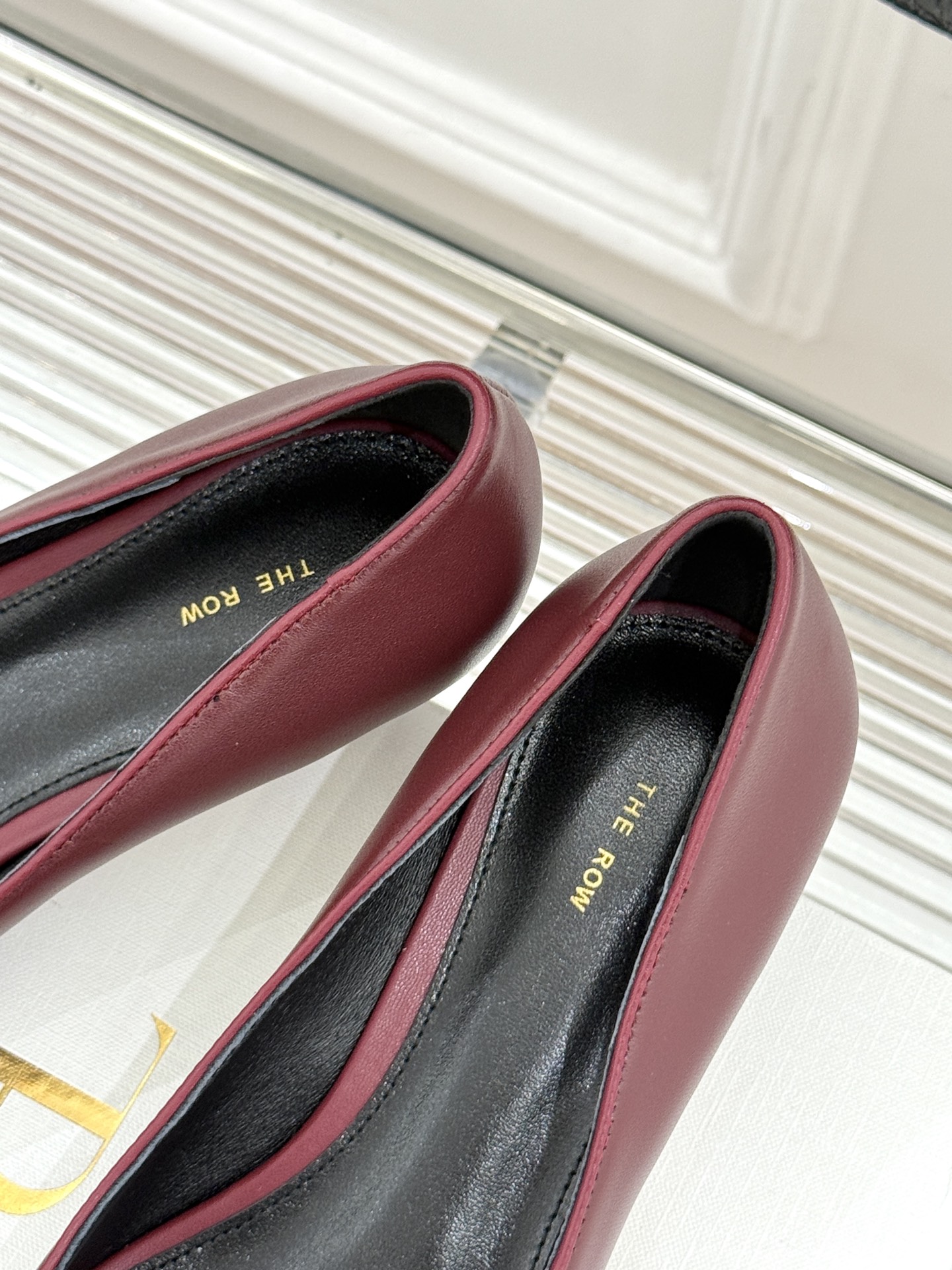 
The row25s早春新品
猫跟尖头单鞋高跟鞋
极简主义的设计风格
日常随心搭配裙子 
裤子 都无敌