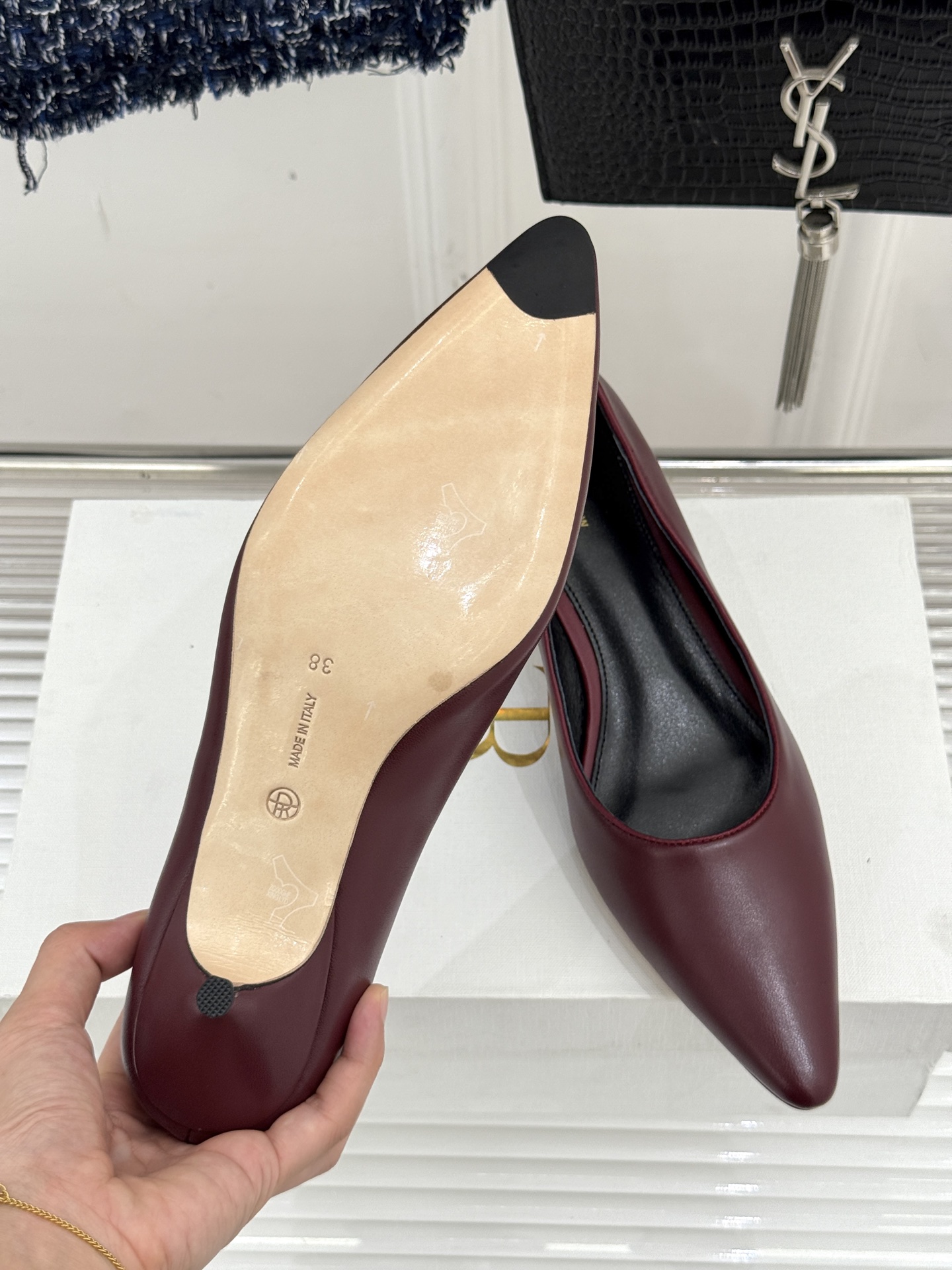 
The row25s早春新品
猫跟尖头单鞋高跟鞋
极简主义的设计风格
日常随心搭配裙子 
裤子 都无敌