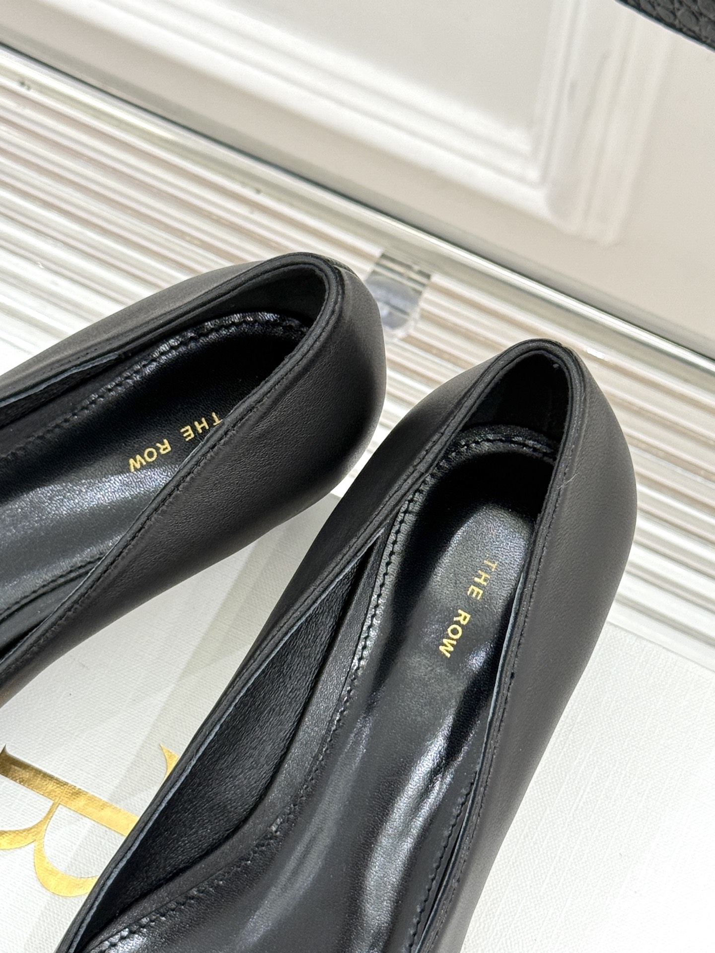 
The row25s早春新品
猫跟尖头单鞋高跟鞋
极简主义的设计风格
日常随心搭配裙子 
裤子 都无敌