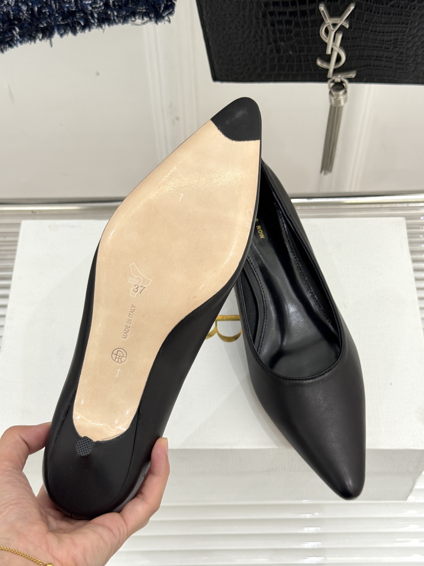 
The row25s早春新品
猫跟尖头单鞋高跟鞋
极简主义的设计风格
日常随心搭配裙子 
裤子 都无敌
