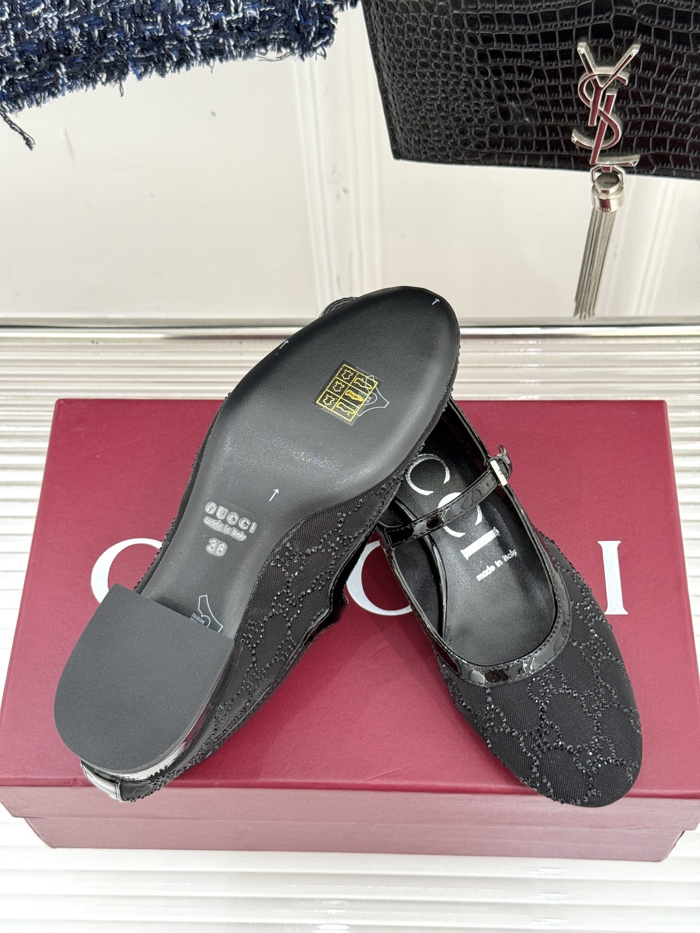 Gucci/古驰25WF春夏新品网纱水钻玛丽珍鞋
这双玛丽珍鞋绝对是时髦精们的梦中情鞋
穿上它,你就是