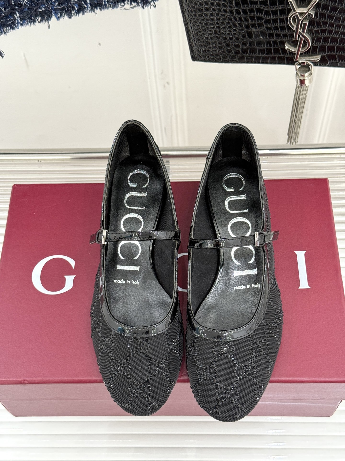 Gucci/古驰25WF春夏新品网纱水钻玛丽珍鞋
这双玛丽珍鞋绝对是时髦精们的梦中情鞋
穿上它,你就是
