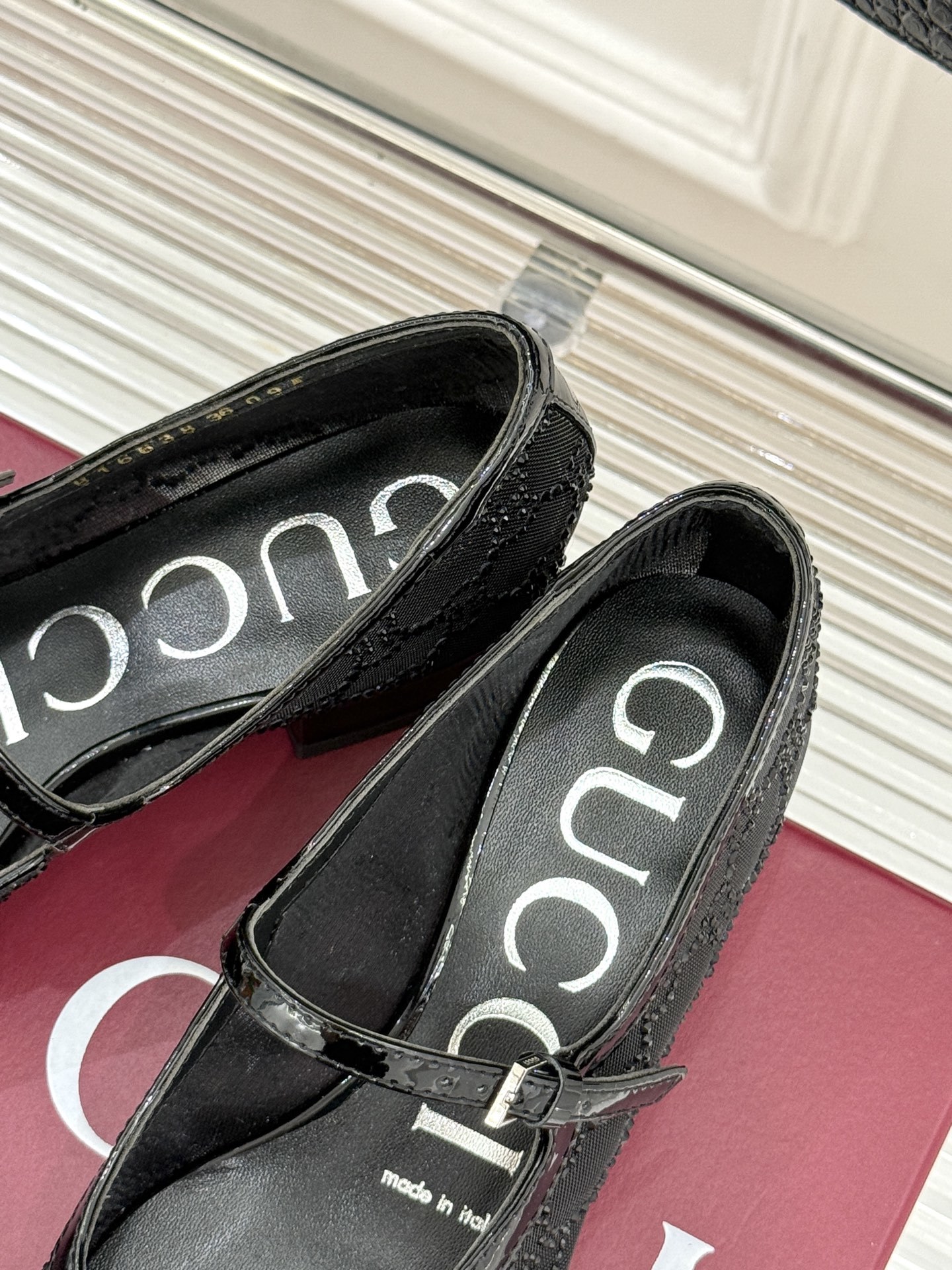 Gucci/古驰25WF春夏新品网纱水钻玛丽珍鞋
这双玛丽珍鞋绝对是时髦精们的梦中情鞋
穿上它,你就是