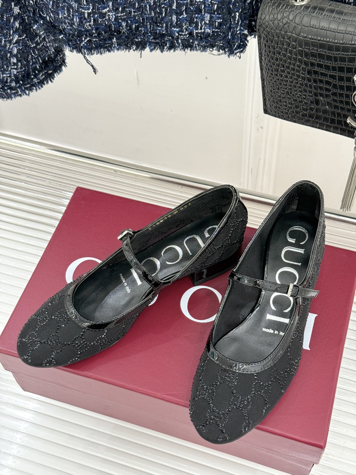 Gucci/古驰25WF春夏新品网纱水钻玛丽珍鞋
这双玛丽珍鞋绝对是时髦精们的梦中情鞋
穿上它,你就是