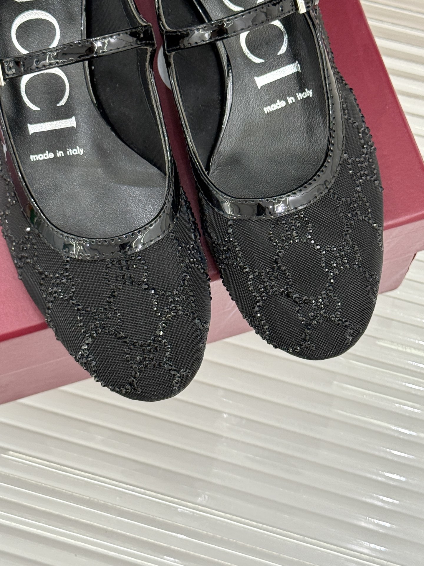 Gucci/古驰25WF春夏新品网纱水钻玛丽珍鞋
这双玛丽珍鞋绝对是时髦精们的梦中情鞋
穿上它,你就是