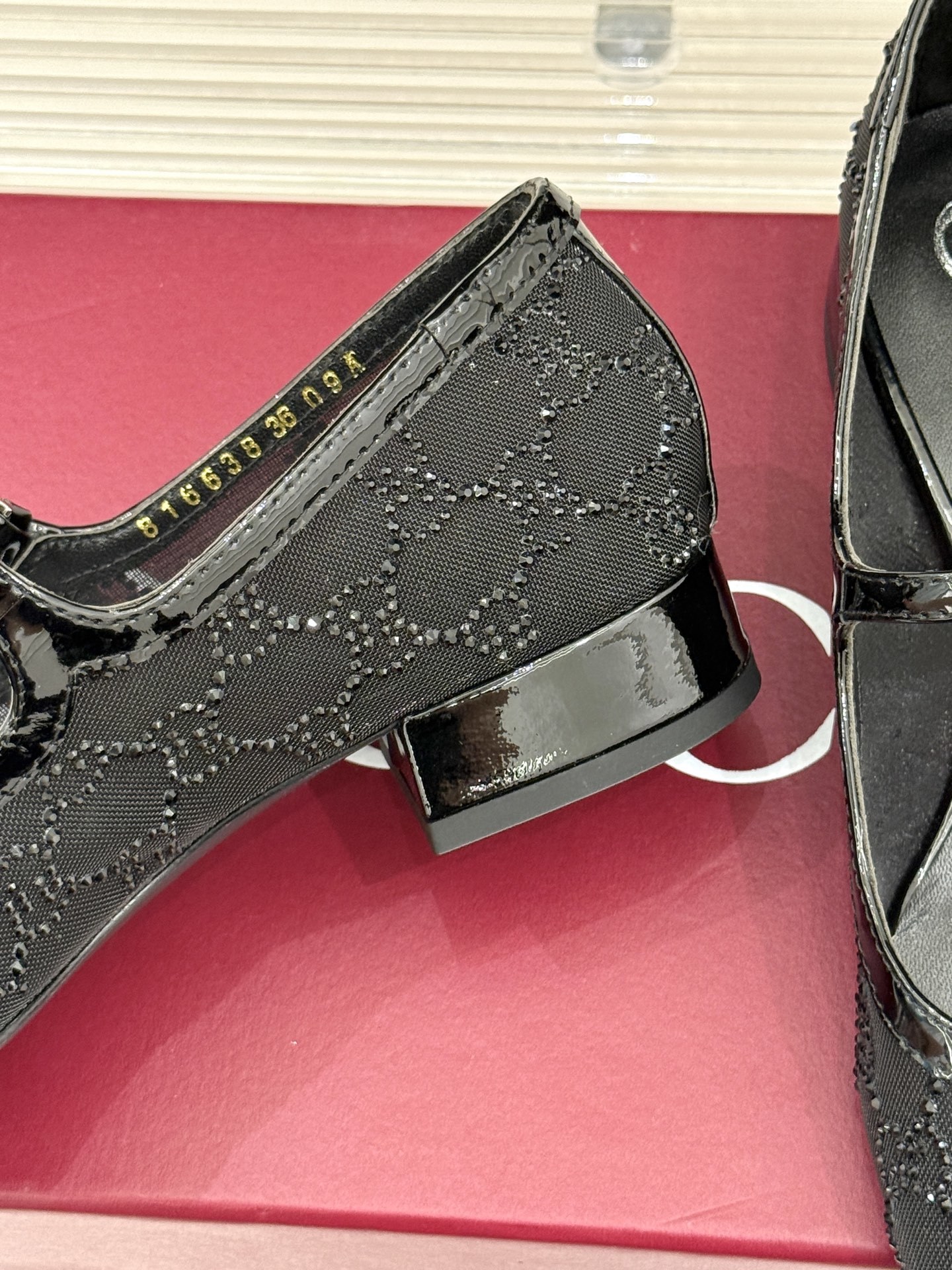 Gucci/古驰25WF春夏新品网纱水钻玛丽珍鞋
这双玛丽珍鞋绝对是时髦精们的梦中情鞋
穿上它,你就是