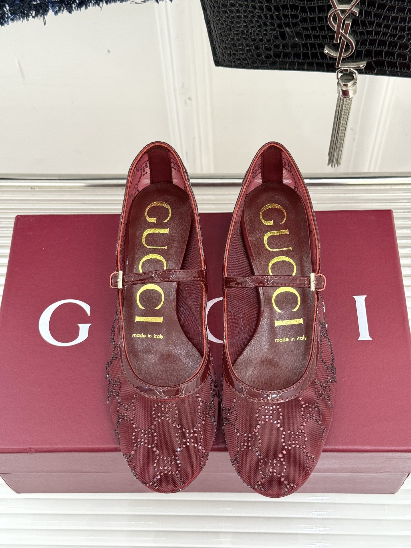 Gucci/古驰25WF春夏新品网纱水钻玛丽珍鞋
这双玛丽珍鞋绝对是时髦精们的梦中情鞋
穿上它,你就是