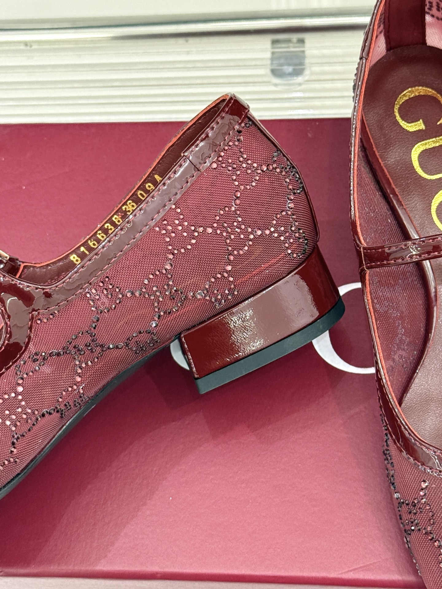 Gucci/古驰25WF春夏新品网纱水钻玛丽珍鞋
这双玛丽珍鞋绝对是时髦精们的梦中情鞋
穿上它,你就是