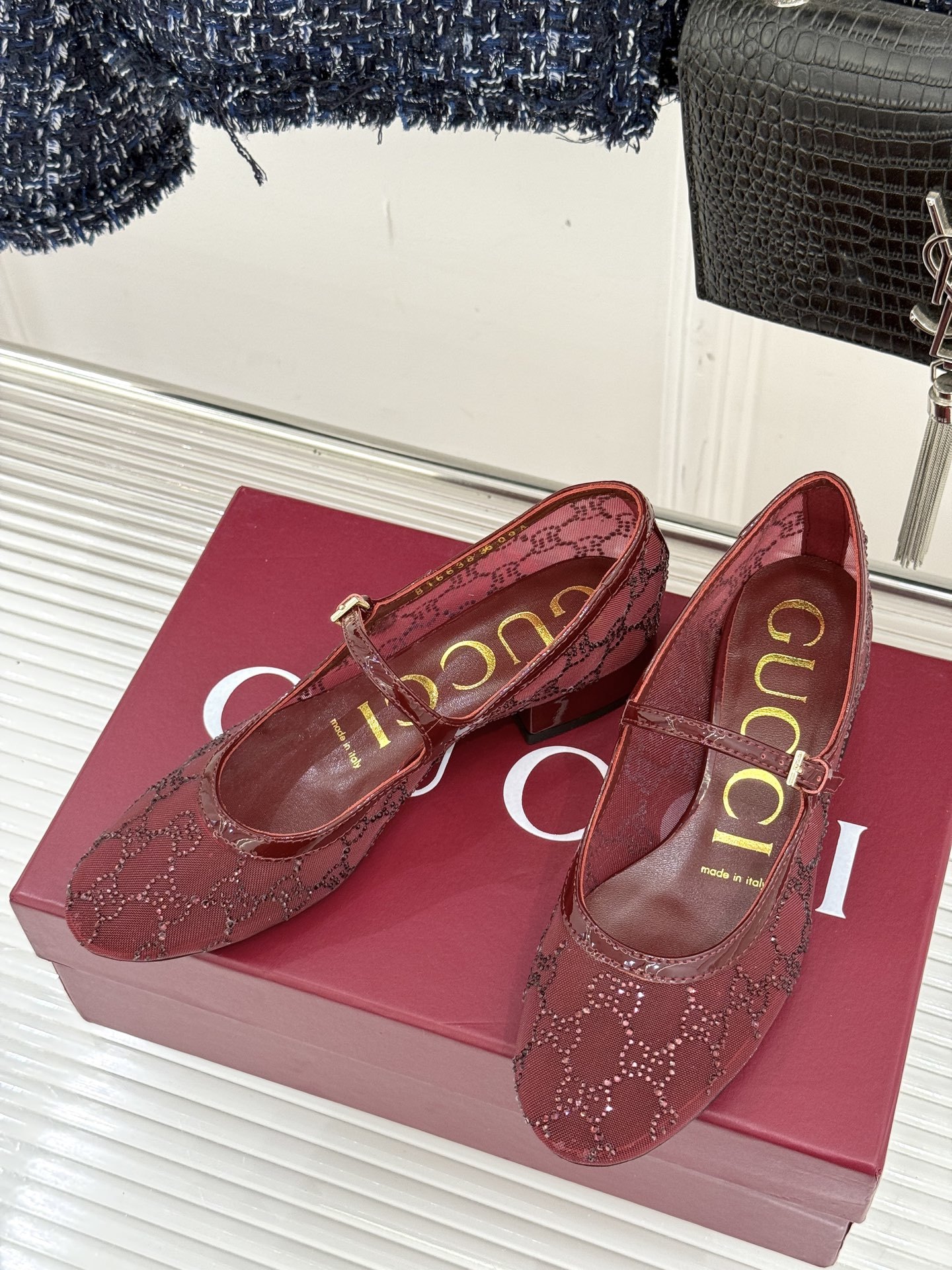 Gucci/古驰25WF春夏新品网纱水钻玛丽珍鞋
这双玛丽珍鞋绝对是时髦精们的梦中情鞋
穿上它,你就是