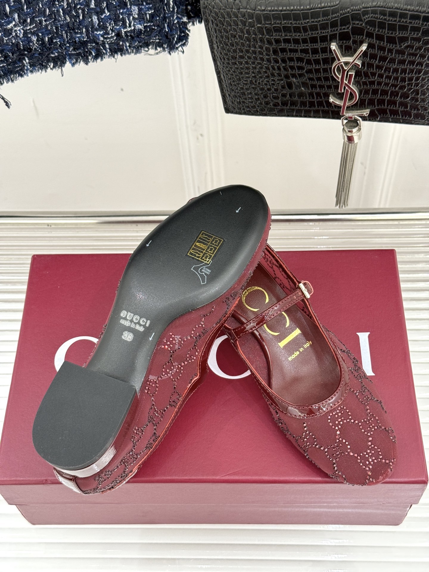 Gucci/古驰25WF春夏新品网纱水钻玛丽珍鞋
这双玛丽珍鞋绝对是时髦精们的梦中情鞋
穿上它,你就是