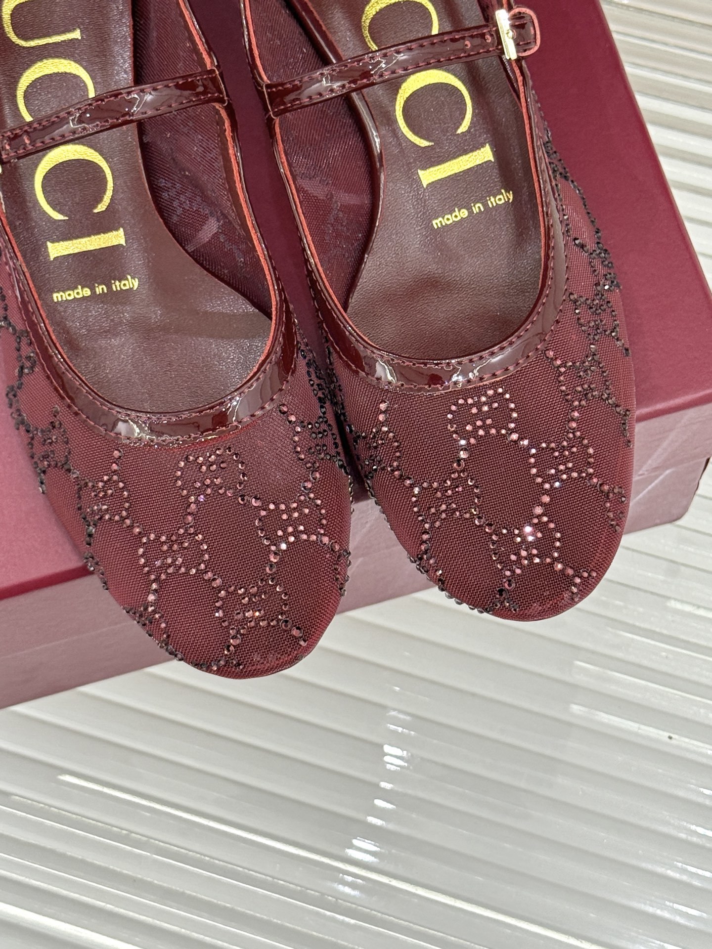 Gucci/古驰25WF春夏新品网纱水钻玛丽珍鞋
这双玛丽珍鞋绝对是时髦精们的梦中情鞋
穿上它,你就是