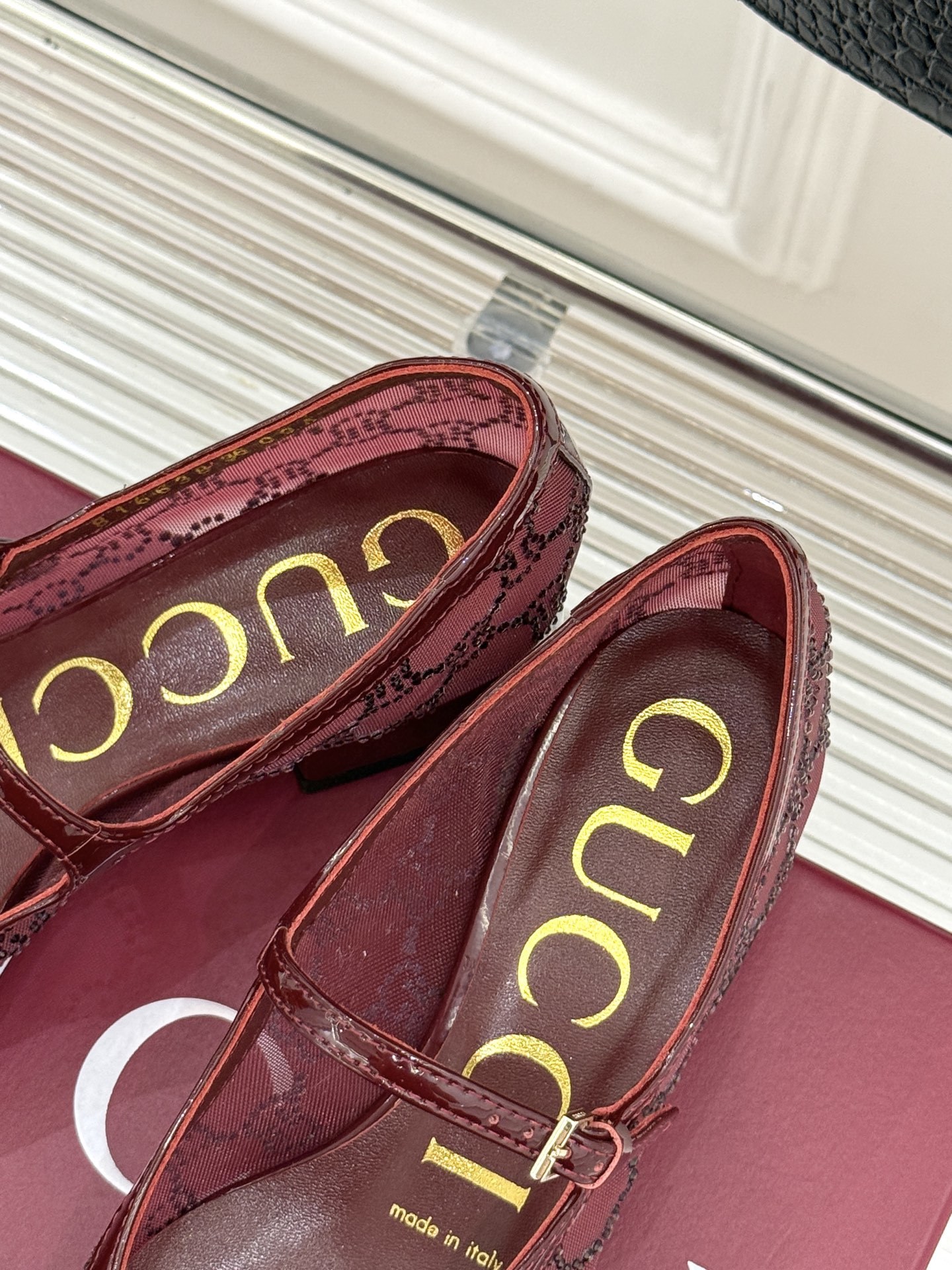 Gucci/古驰25WF春夏新品网纱水钻玛丽珍鞋
这双玛丽珍鞋绝对是时髦精们的梦中情鞋
穿上它,你就是
