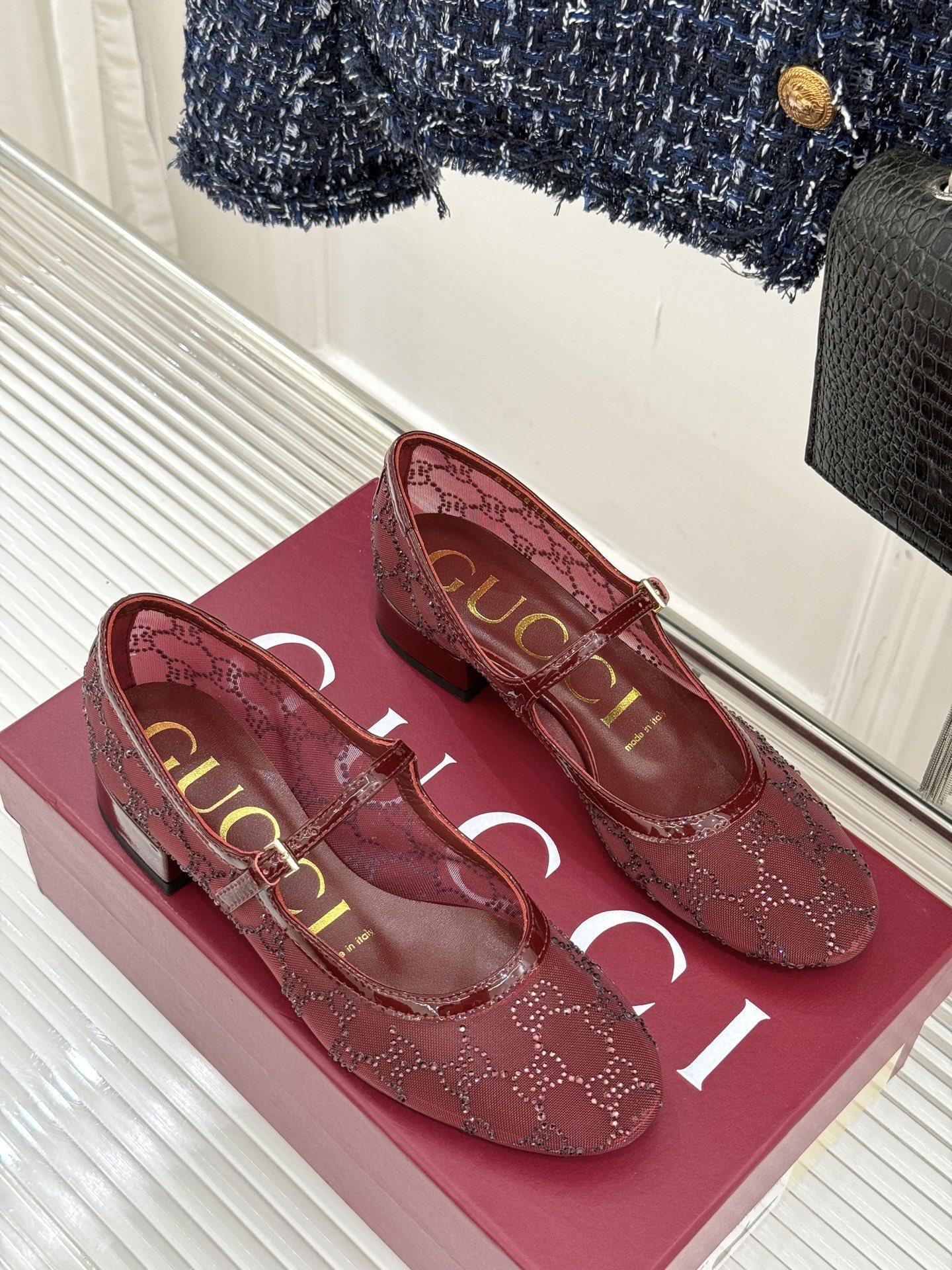 Gucci/古驰25WF春夏新品网纱水钻玛丽珍鞋
这双玛丽珍鞋绝对是时髦精们的梦中情鞋
穿上它,你就是