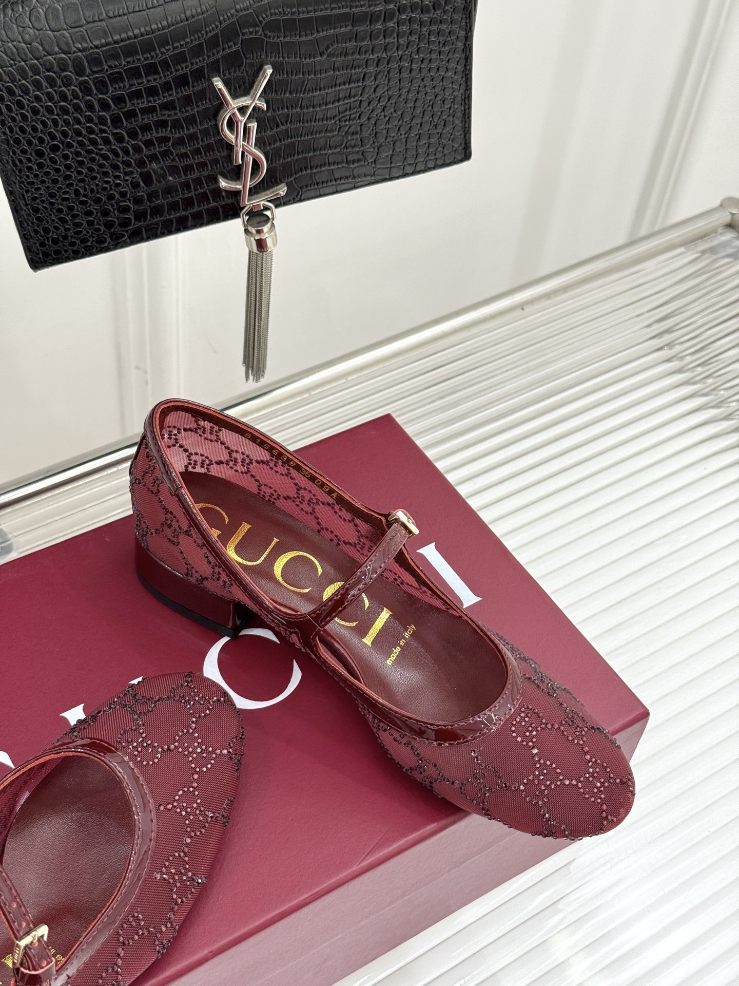 Gucci/古驰25WF春夏新品网纱水钻玛丽珍鞋
这双玛丽珍鞋绝对是时髦精们的梦中情鞋
穿上它,你就是