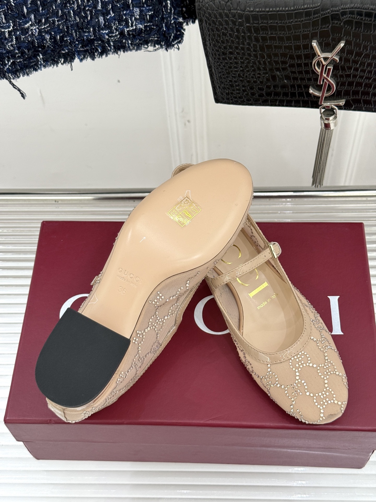 Gucci/古驰25WF春夏新品网纱水钻玛丽珍鞋
这双玛丽珍鞋绝对是时髦精们的梦中情鞋
穿上它,你就是