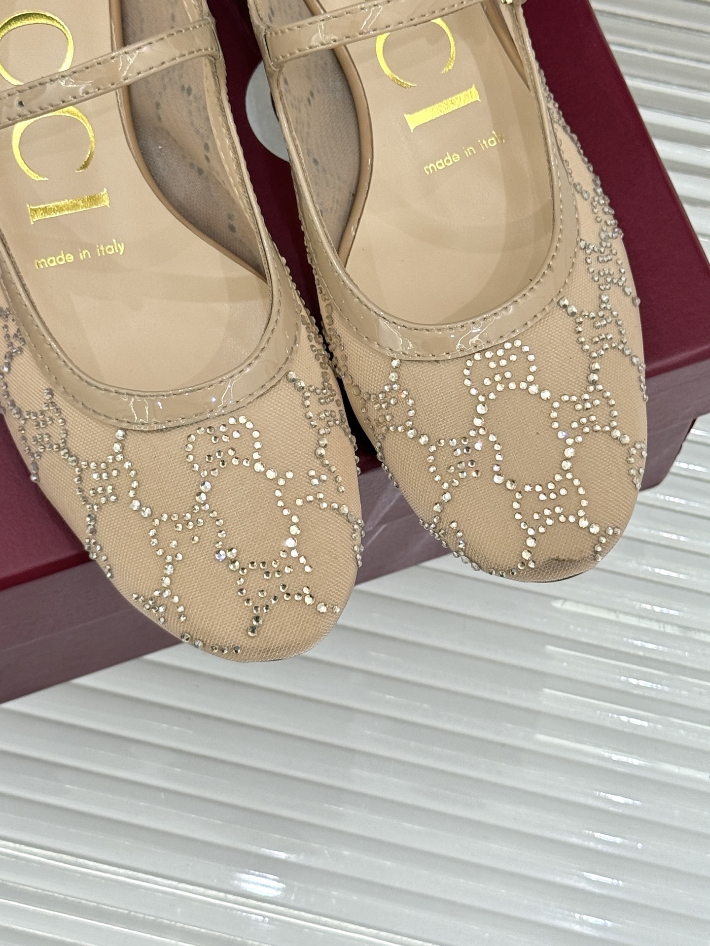 Gucci/古驰25WF春夏新品网纱水钻玛丽珍鞋
这双玛丽珍鞋绝对是时髦精们的梦中情鞋
穿上它,你就是