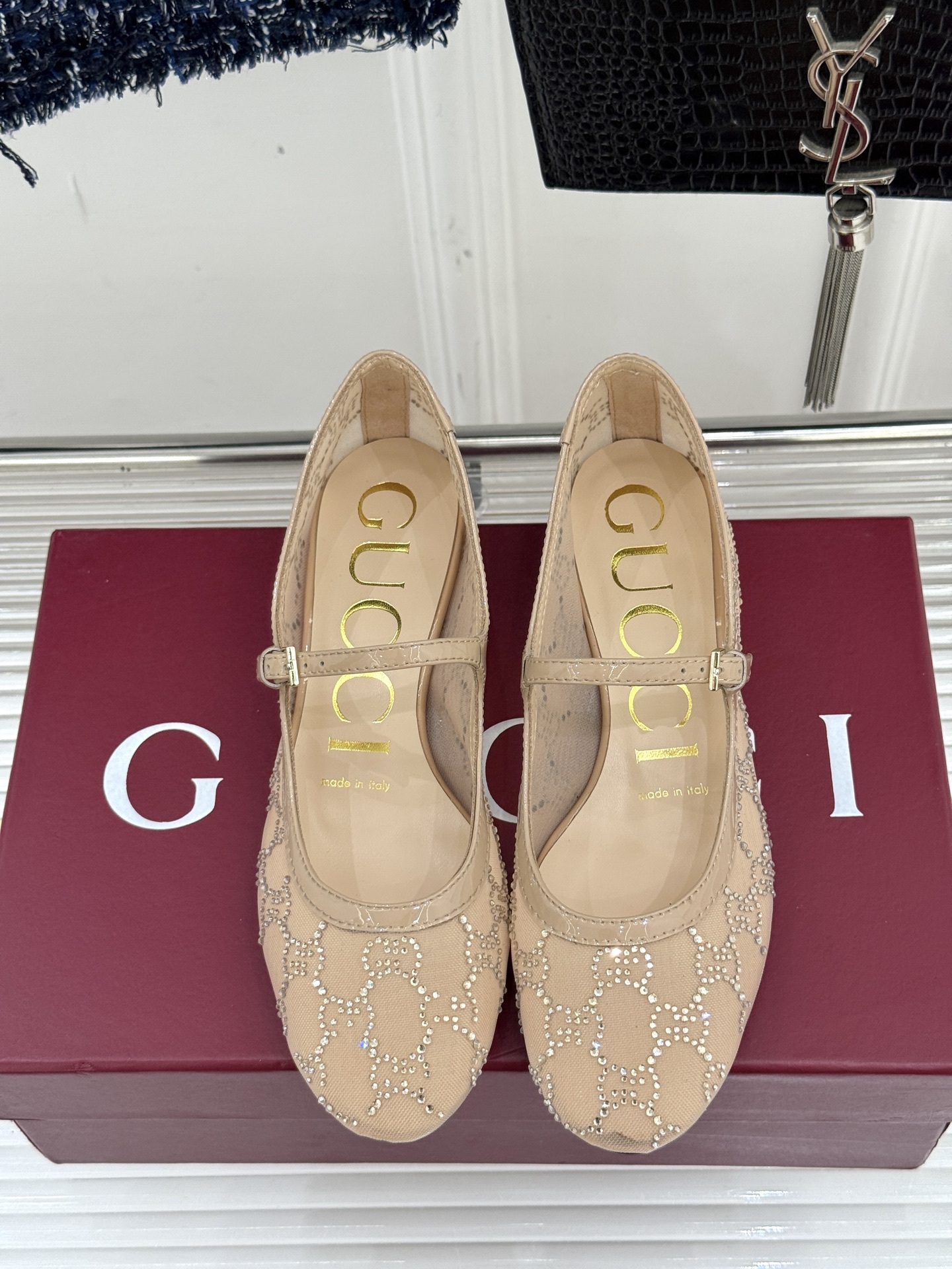 Gucci/古驰25WF春夏新品网纱水钻玛丽珍鞋
这双玛丽珍鞋绝对是时髦精们的梦中情鞋
穿上它,你就是