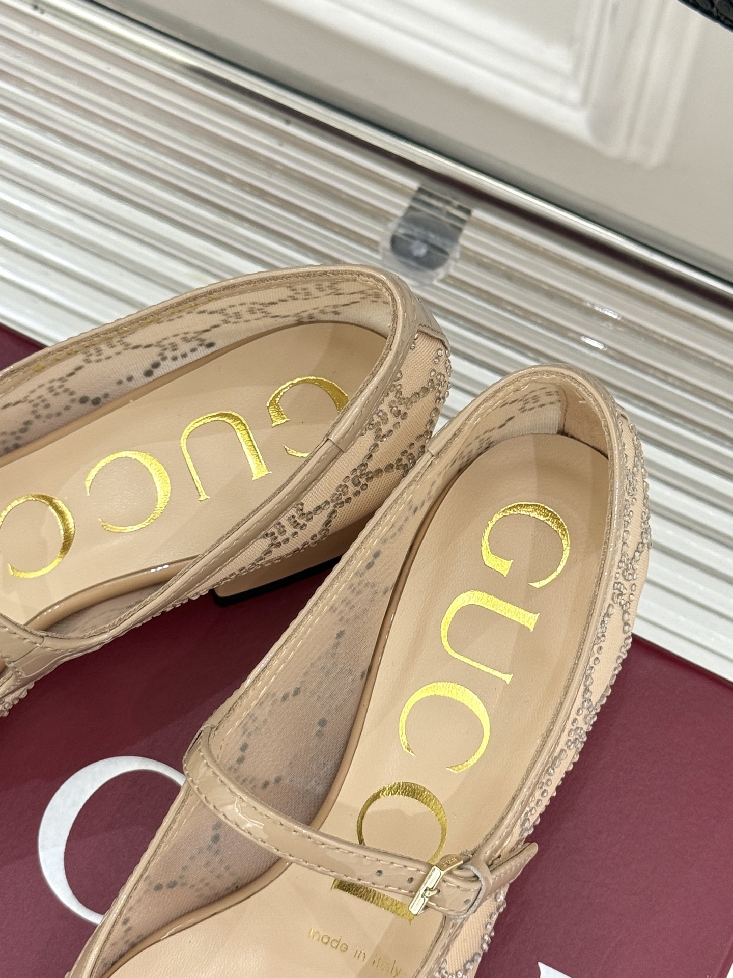 Gucci/古驰25WF春夏新品网纱水钻玛丽珍鞋
这双玛丽珍鞋绝对是时髦精们的梦中情鞋
穿上它,你就是
