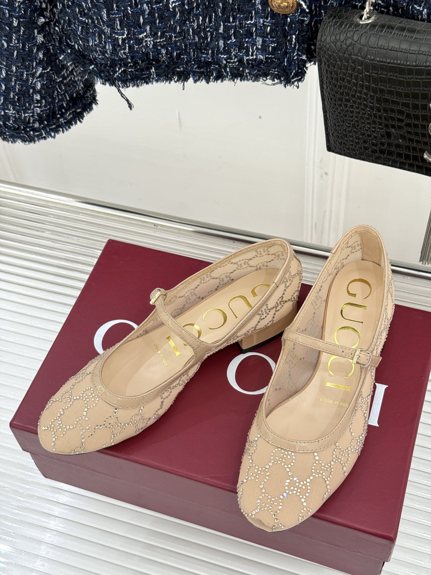 Gucci/古驰25WF春夏新品网纱水钻玛丽珍鞋
这双玛丽珍鞋绝对是时髦精们的梦中情鞋
穿上它,你就是