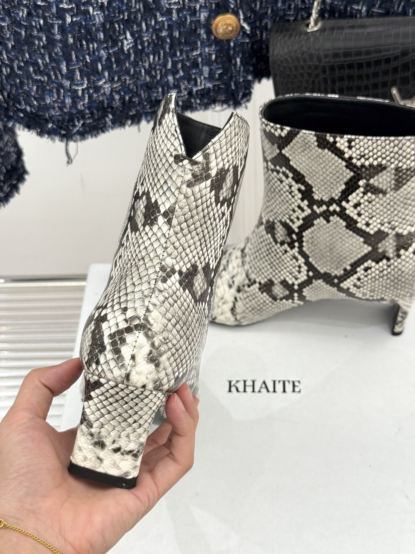Khaite25WF秋冬新品小方头猫跟短靴
小方头设计独具匠心 既有着方头的大气稳重
又巧妙融入了些许