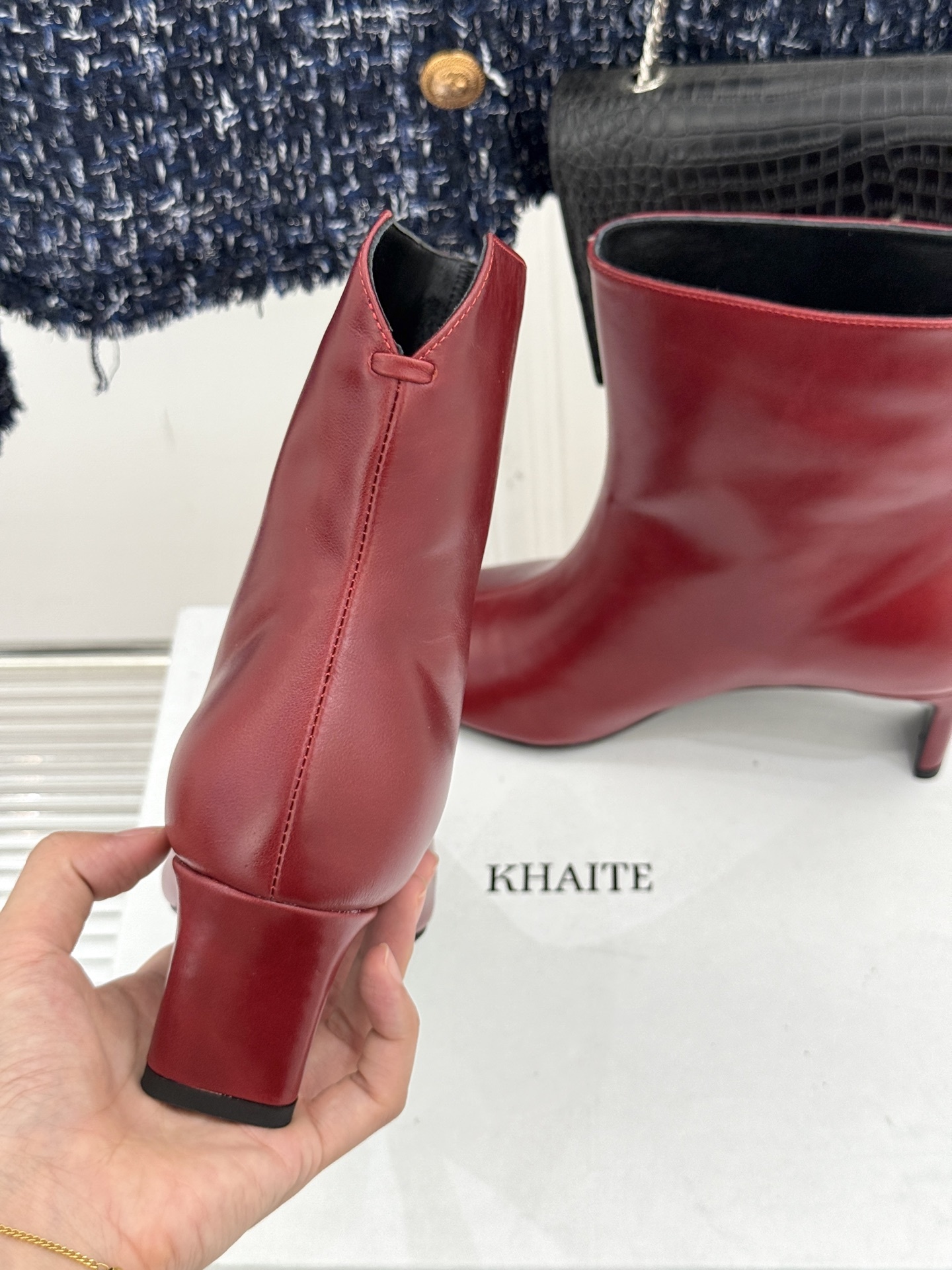Khaite25WF秋冬新品小方头猫跟短靴
小方头设计独具匠心 既有着方头的大气稳重
又巧妙融入了些许