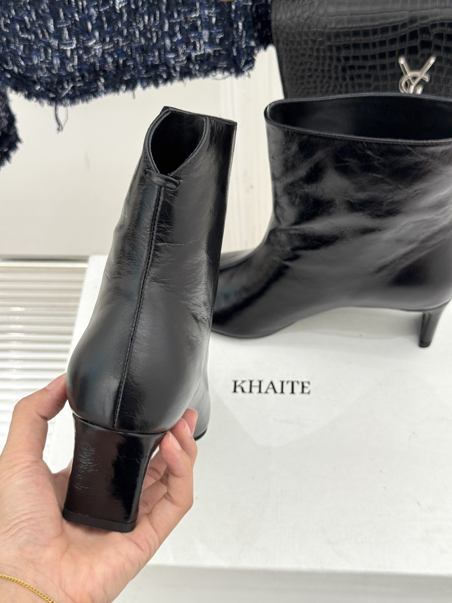 Khaite25WF秋冬新品小方头猫跟短靴
小方头设计独具匠心 既有着方头的大气稳重
又巧妙融入了些许