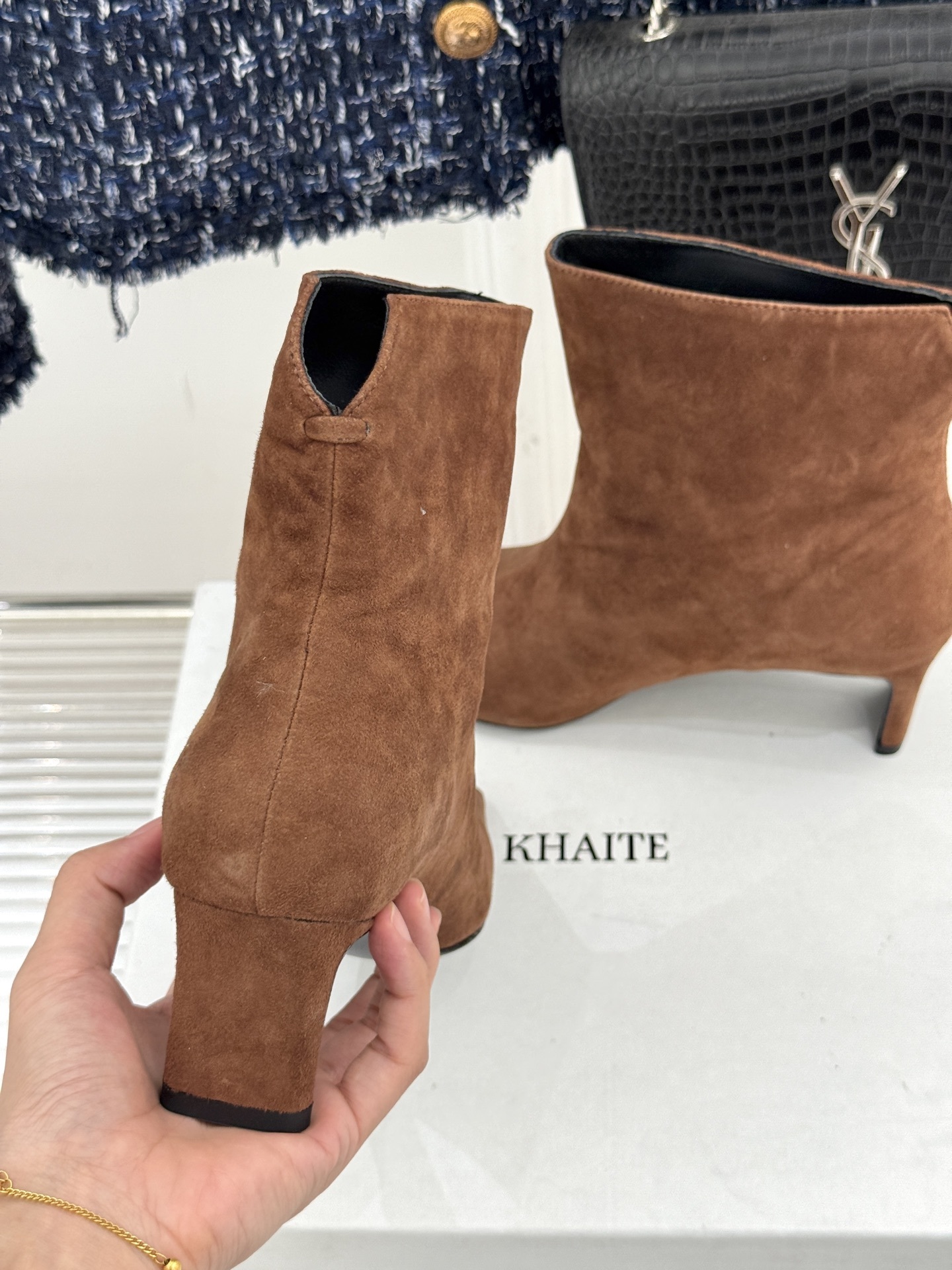 Khaite25WF秋冬新品小方头猫跟短靴
小方头设计独具匠心 既有着方头的大气稳重
又巧妙融入了些许