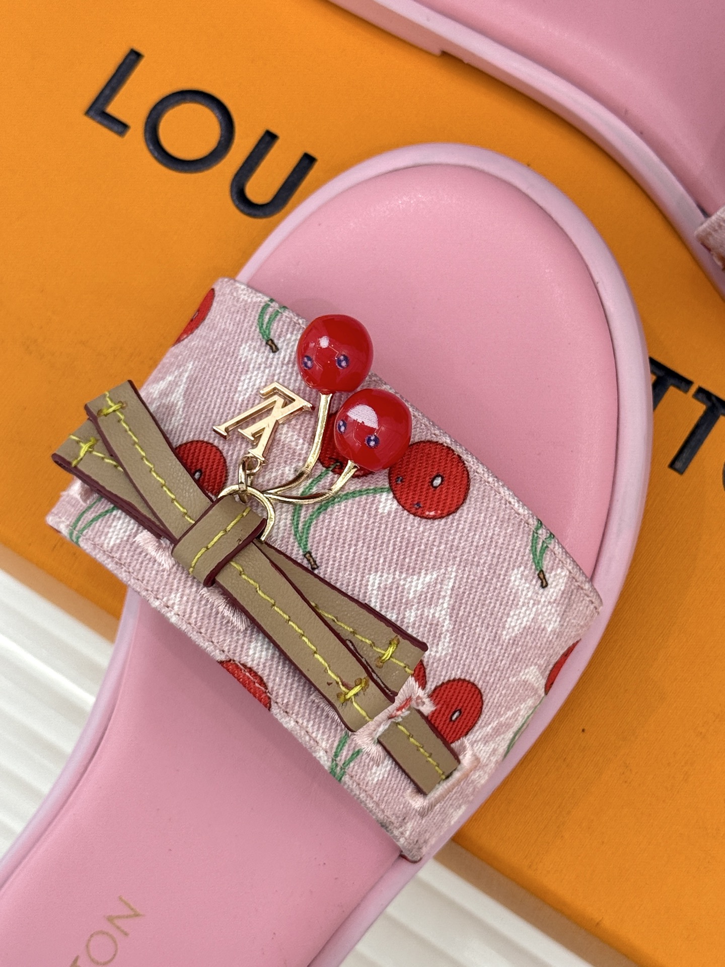 
L*V驴牌25ss春夏新品樱桃系列🍒
平底拖鞋
樱桃系列简直这个夏天量身定制的宝藏单品
谁懂啊！一看到