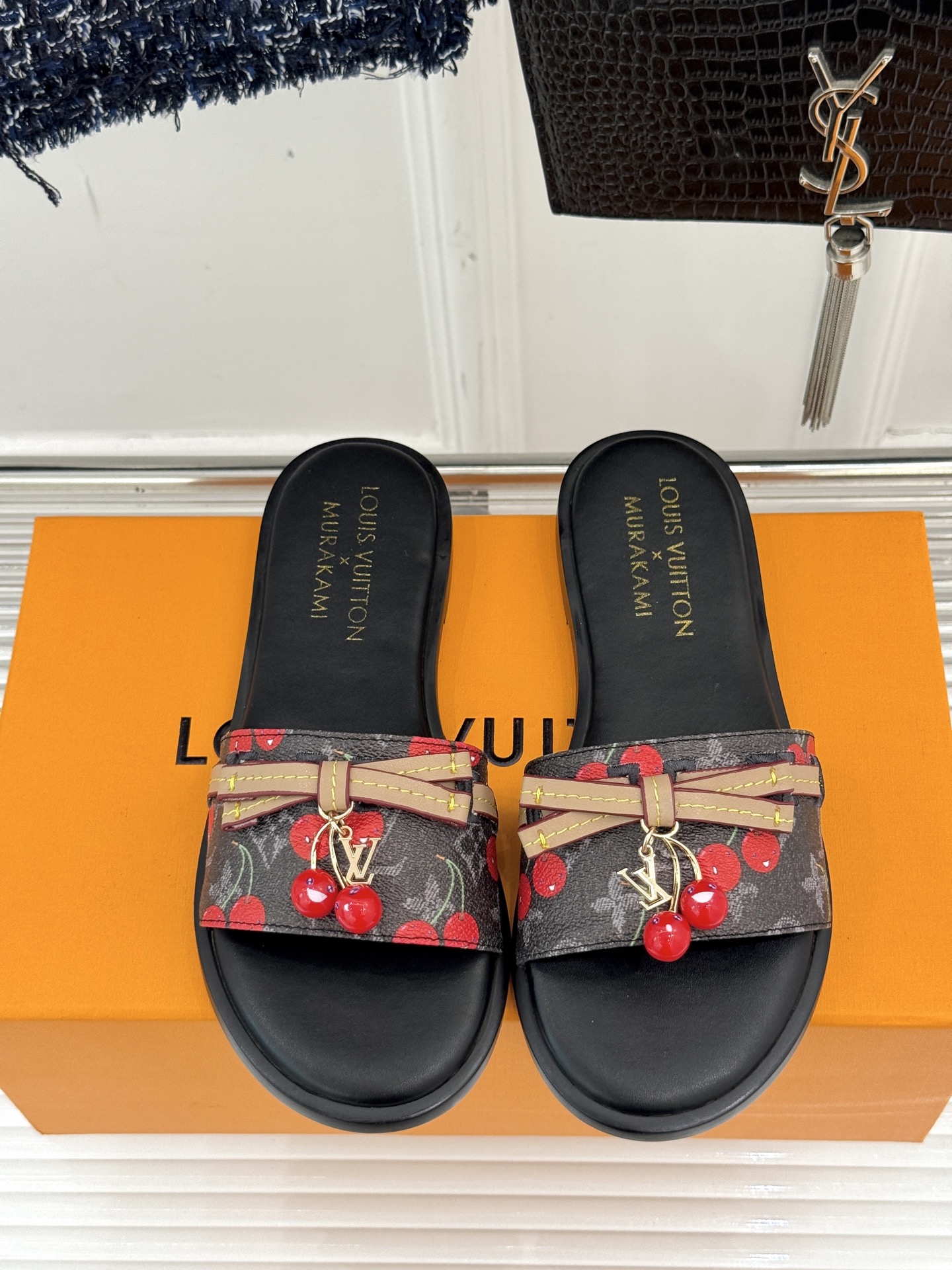 
L*V驴牌25ss春夏新品樱桃系列🍒
平底拖鞋
樱桃系列简直这个夏天量身定制的宝藏单品
谁懂啊！一看到
