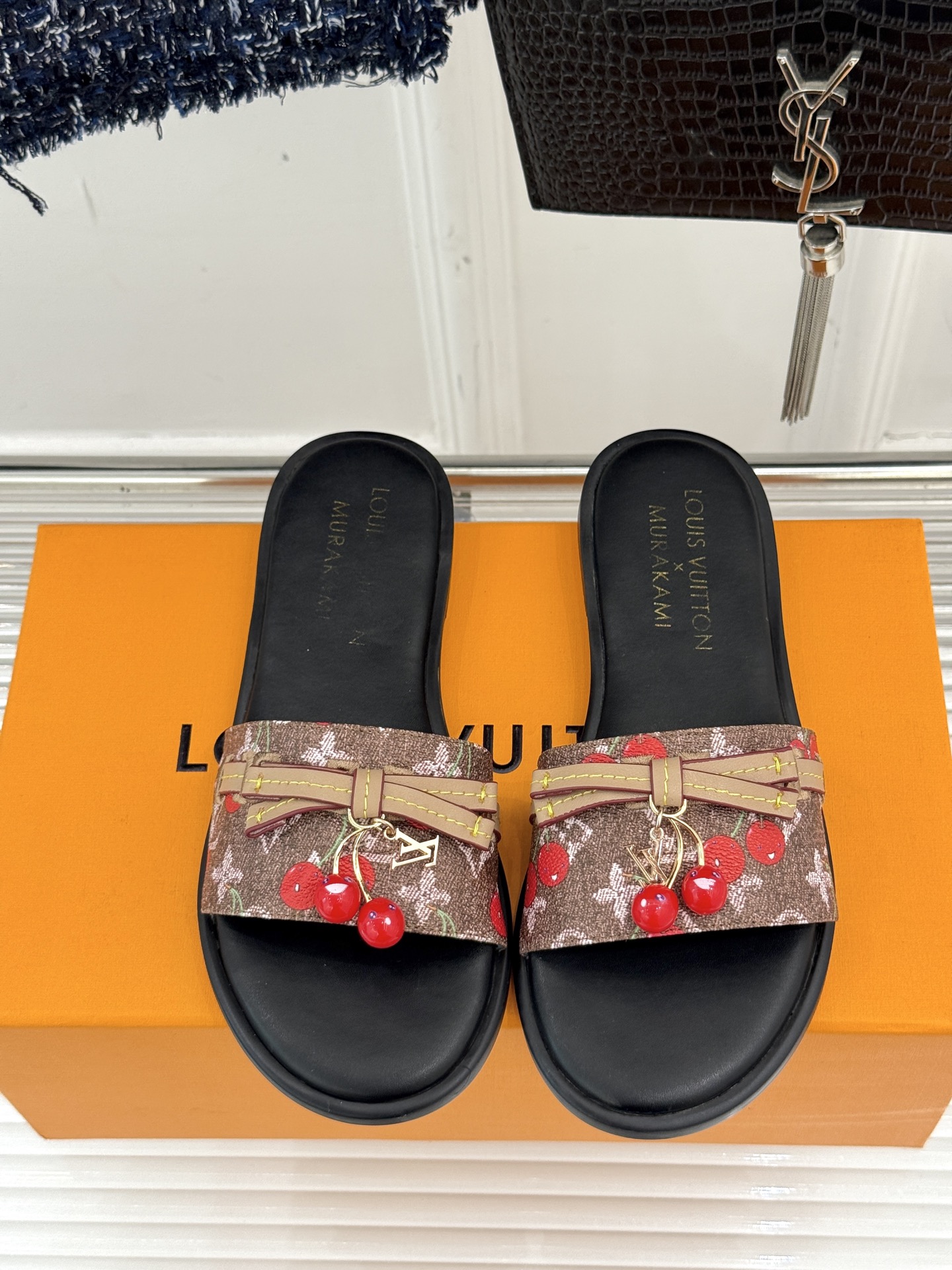 
L*V驴牌25ss春夏新品樱桃系列🍒
平底拖鞋
樱桃系列简直这个夏天量身定制的宝藏单品
谁懂啊！一看到