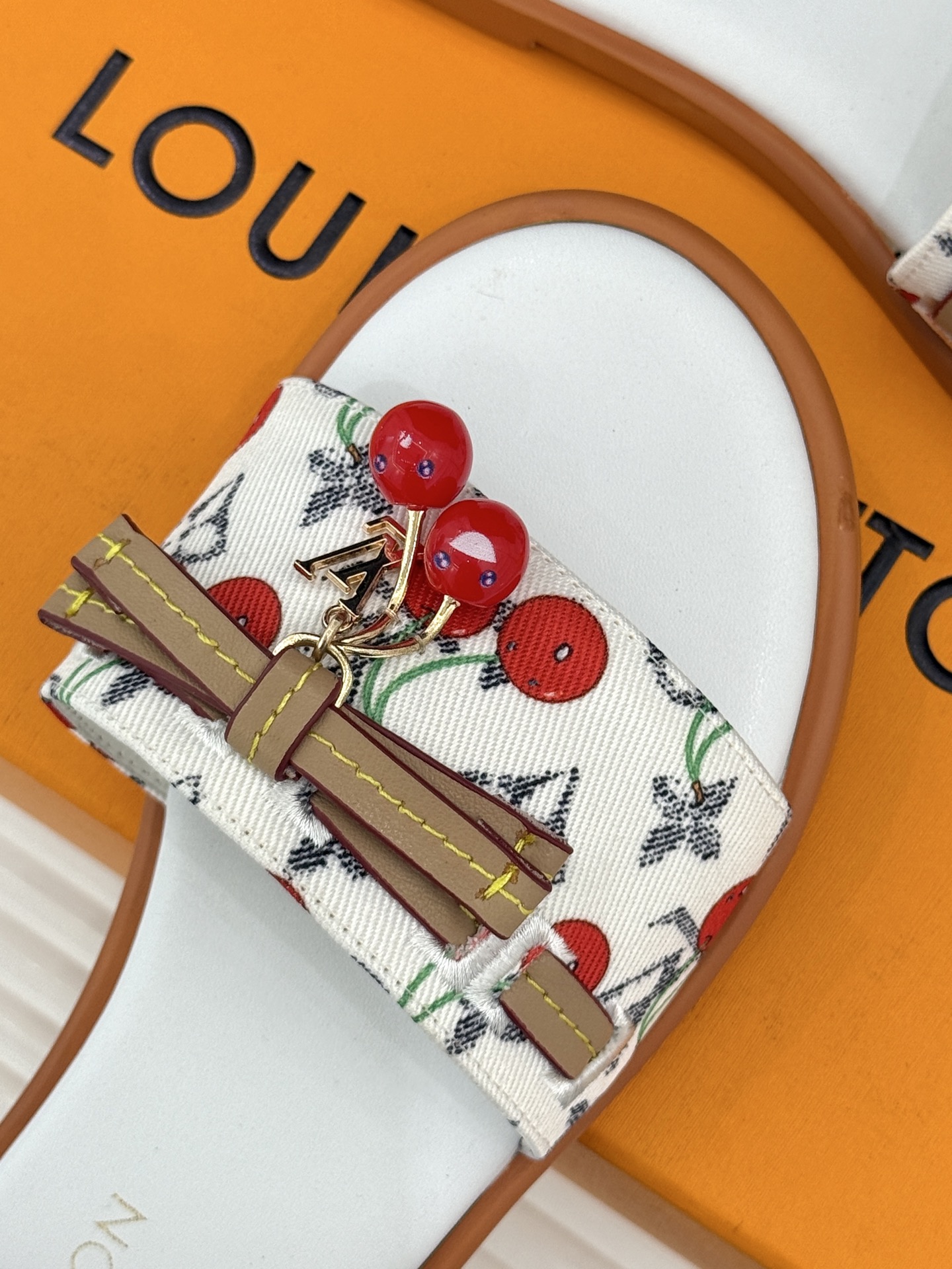 
L*V驴牌25ss春夏新品樱桃系列🍒
平底拖鞋
樱桃系列简直这个夏天量身定制的宝藏单品
谁懂啊！一看到