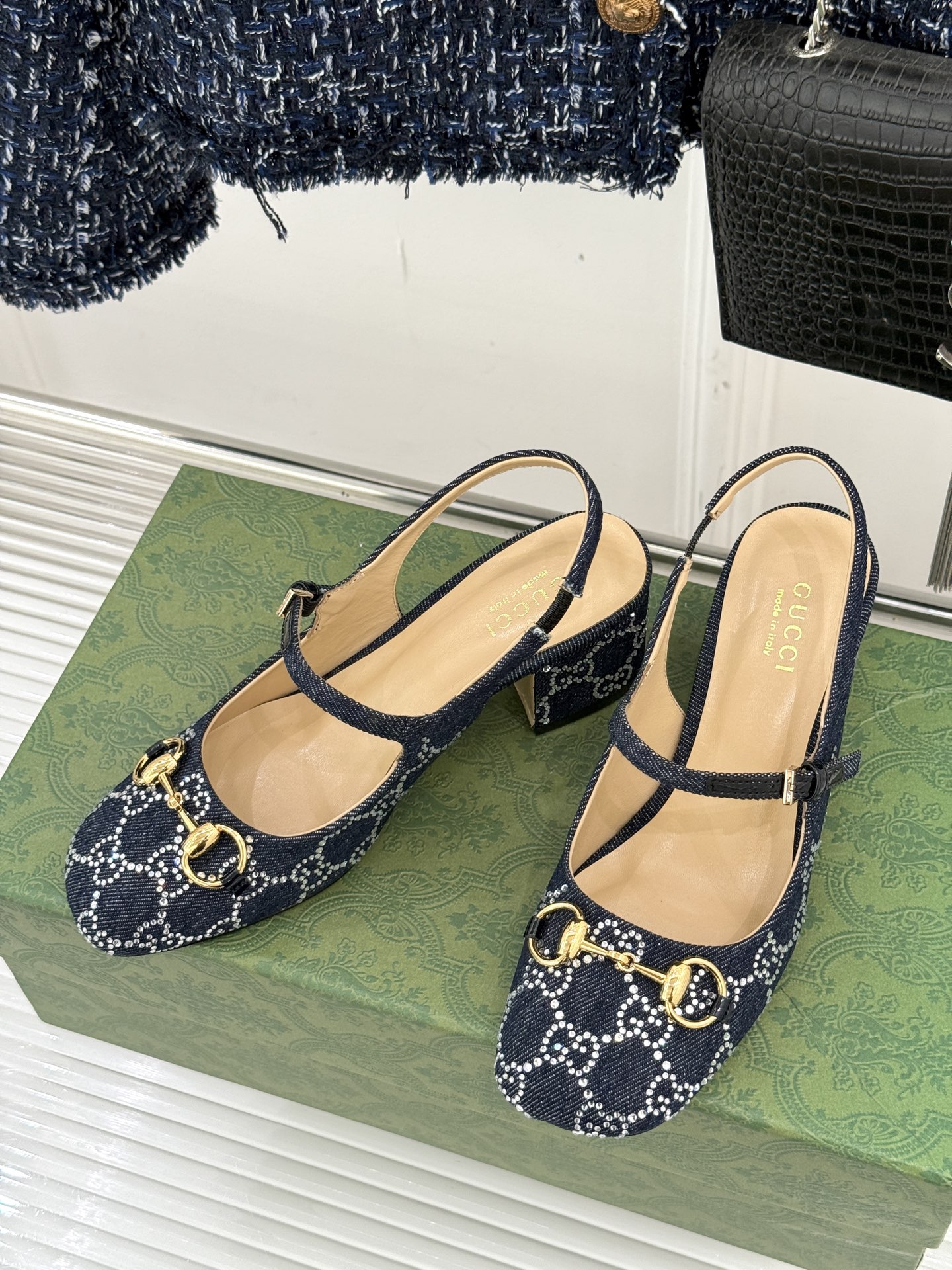 
Gucci/古驰25WF春夏新品马衔扣水钻
后空粗跟凉鞋
经典马衔扣元素 作为G家的标志性符号
彰显着