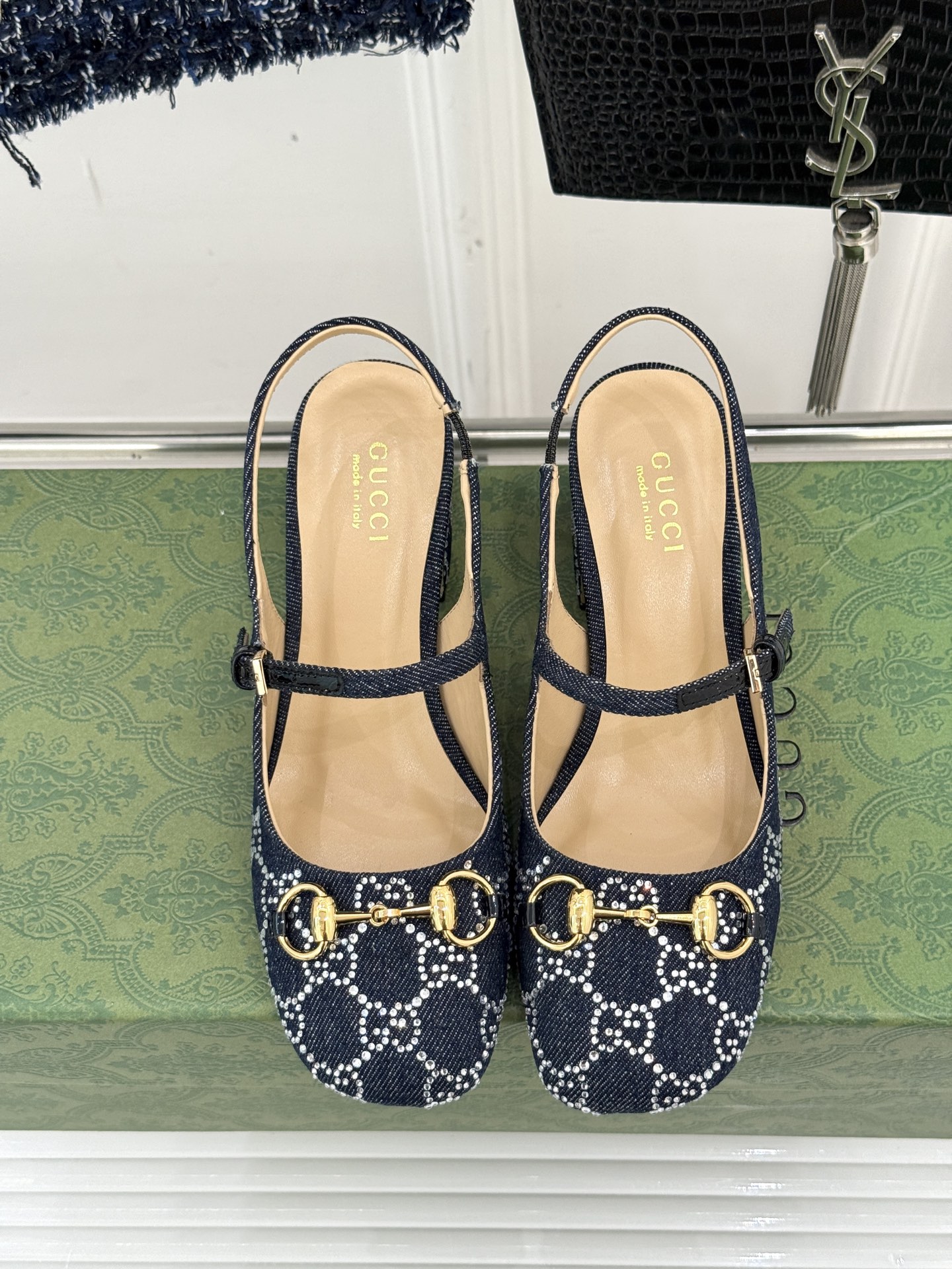 
Gucci/古驰25WF春夏新品马衔扣水钻
后空粗跟凉鞋
经典马衔扣元素 作为G家的标志性符号
彰显着