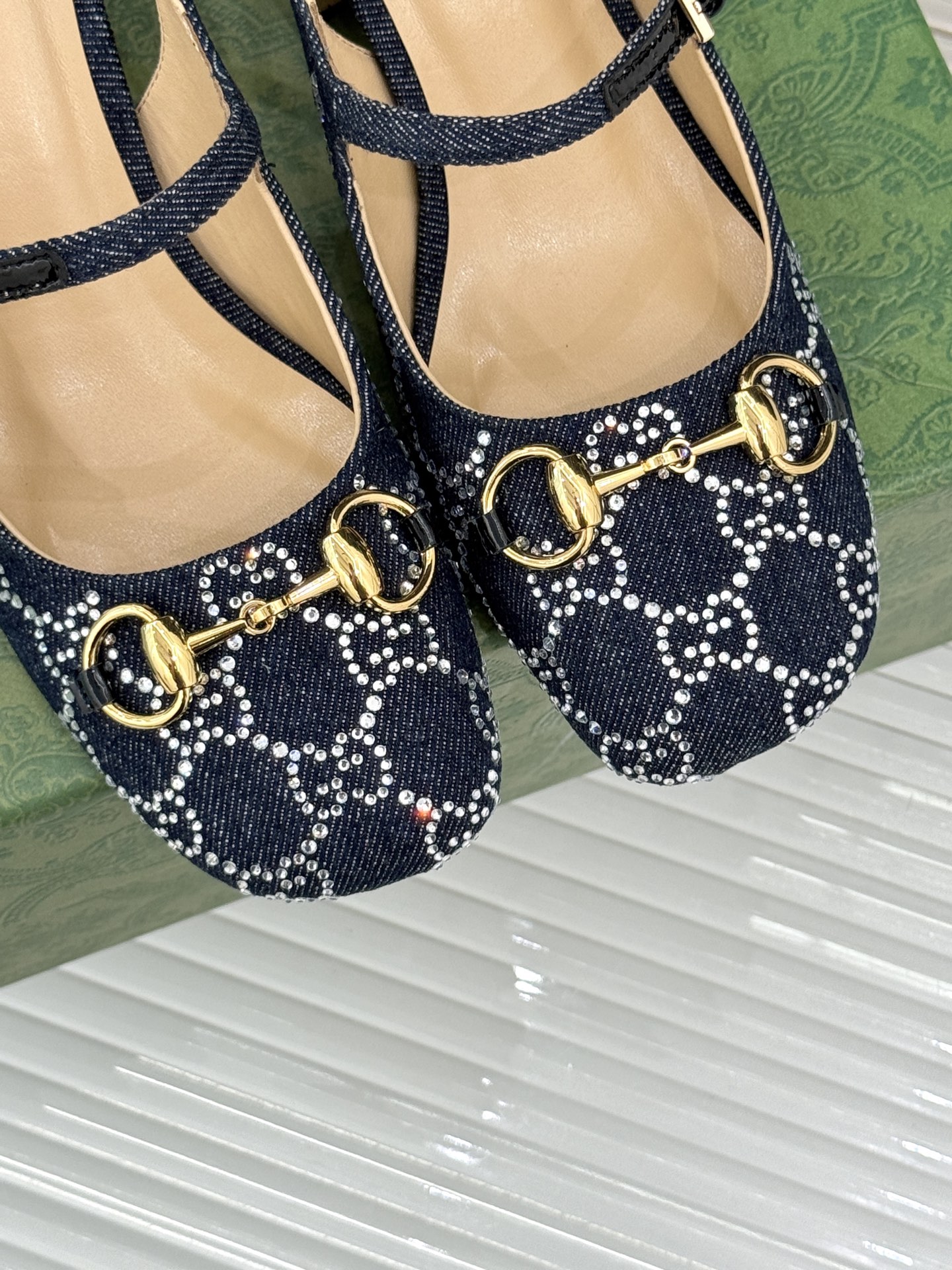 
Gucci/古驰25WF春夏新品马衔扣水钻
后空粗跟凉鞋
经典马衔扣元素 作为G家的标志性符号
彰显着