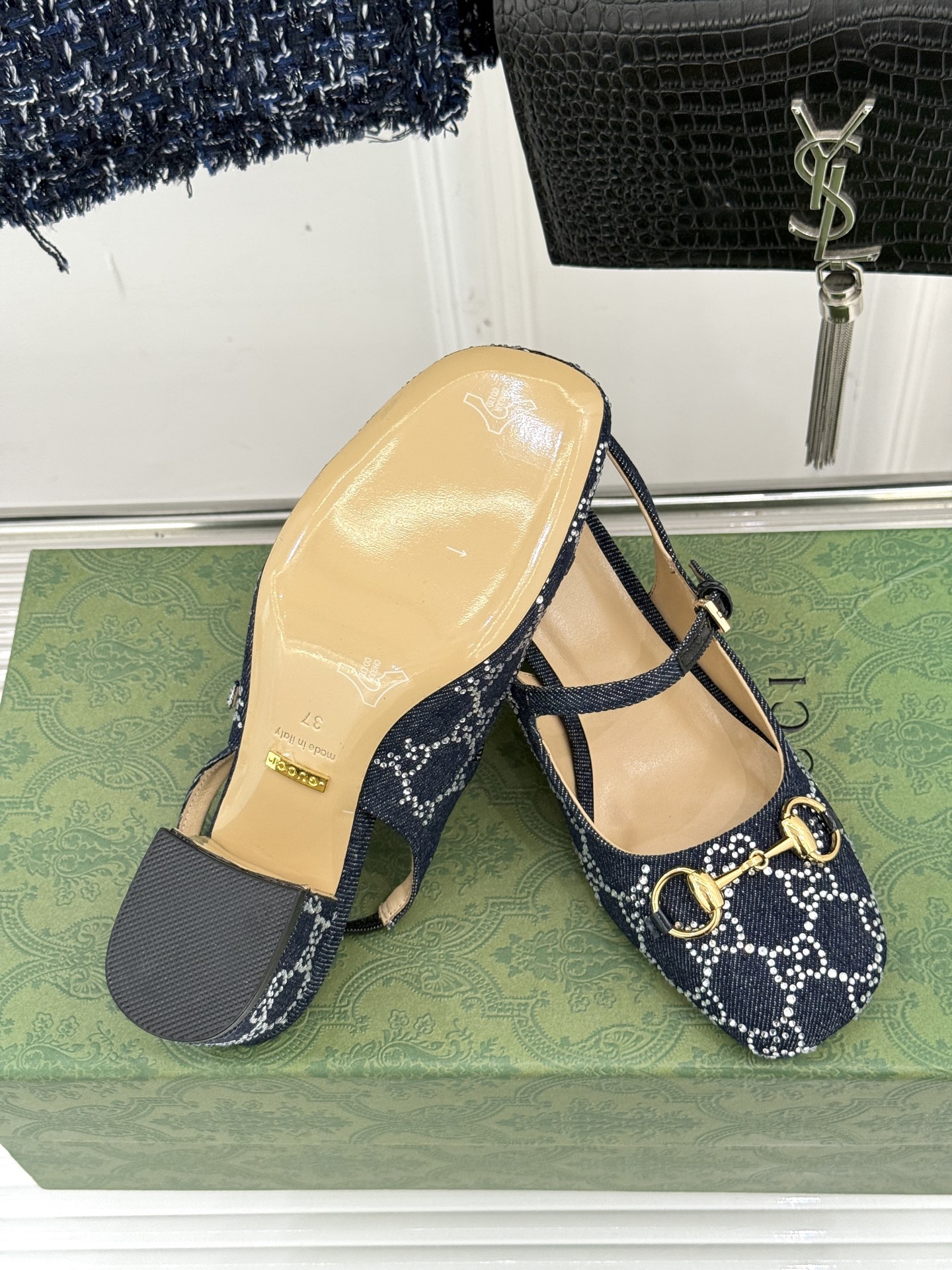 
Gucci/古驰25WF春夏新品马衔扣水钻
后空粗跟凉鞋
经典马衔扣元素 作为G家的标志性符号
彰显着