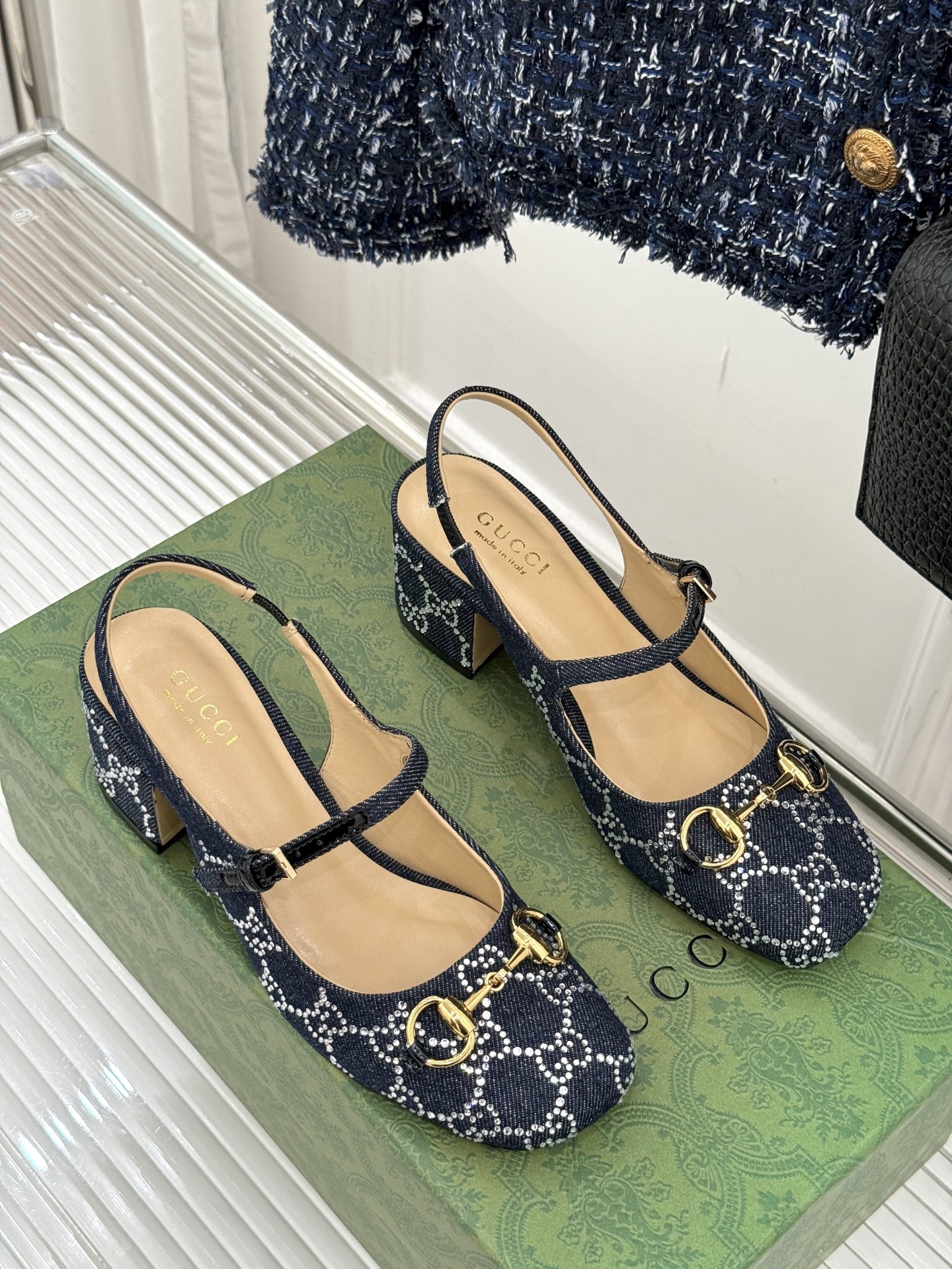 
Gucci/古驰25WF春夏新品马衔扣水钻
后空粗跟凉鞋
经典马衔扣元素 作为G家的标志性符号
彰显着