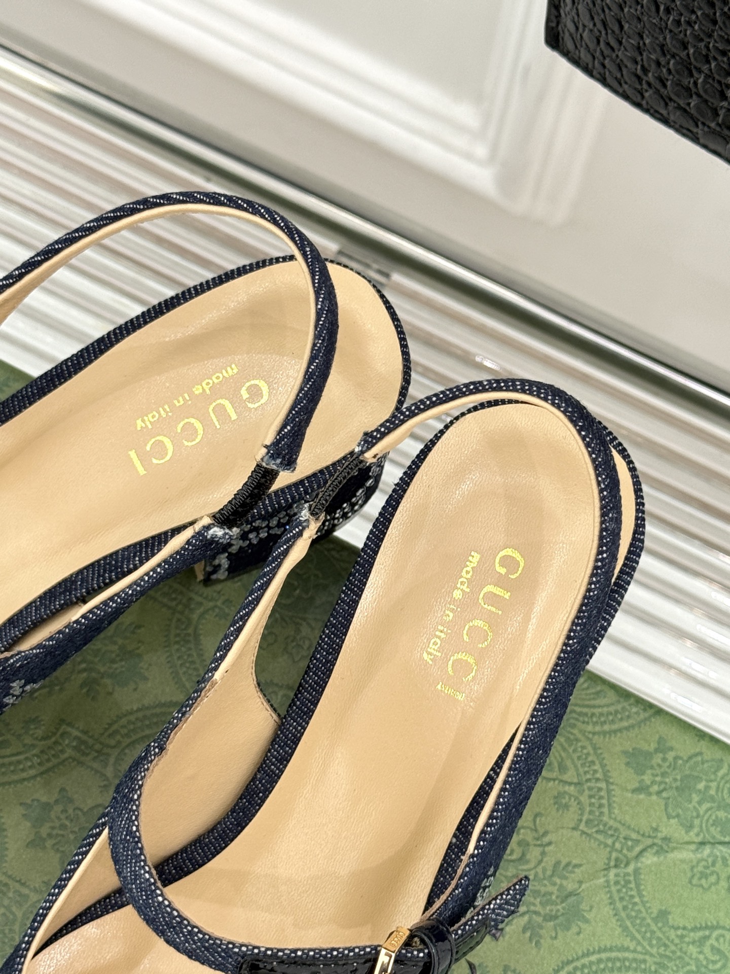 
Gucci/古驰25WF春夏新品马衔扣水钻
后空粗跟凉鞋
经典马衔扣元素 作为G家的标志性符号
彰显着