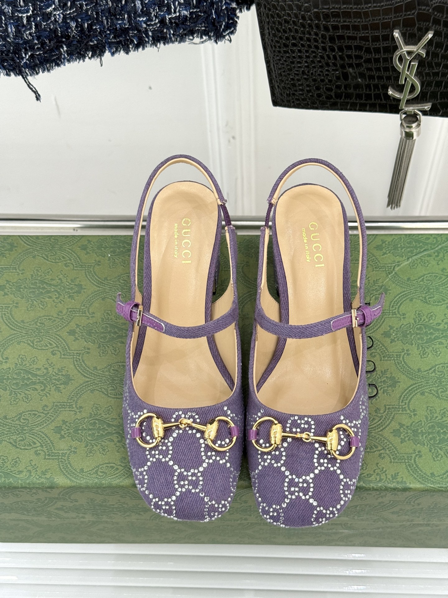 
Gucci/古驰25WF春夏新品马衔扣水钻
后空粗跟凉鞋
经典马衔扣元素 作为G家的标志性符号
彰显着