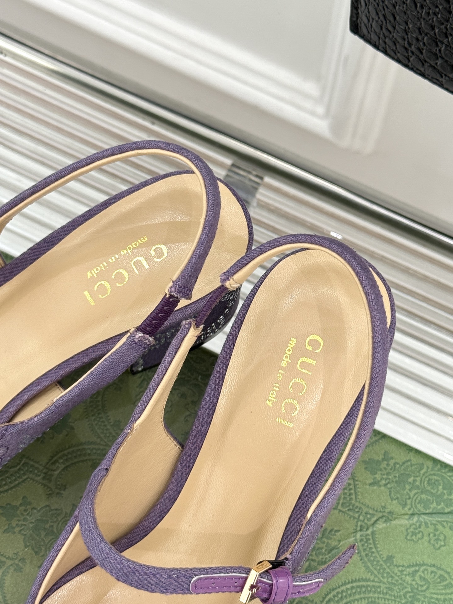 
Gucci/古驰25WF春夏新品马衔扣水钻
后空粗跟凉鞋
经典马衔扣元素 作为G家的标志性符号
彰显着