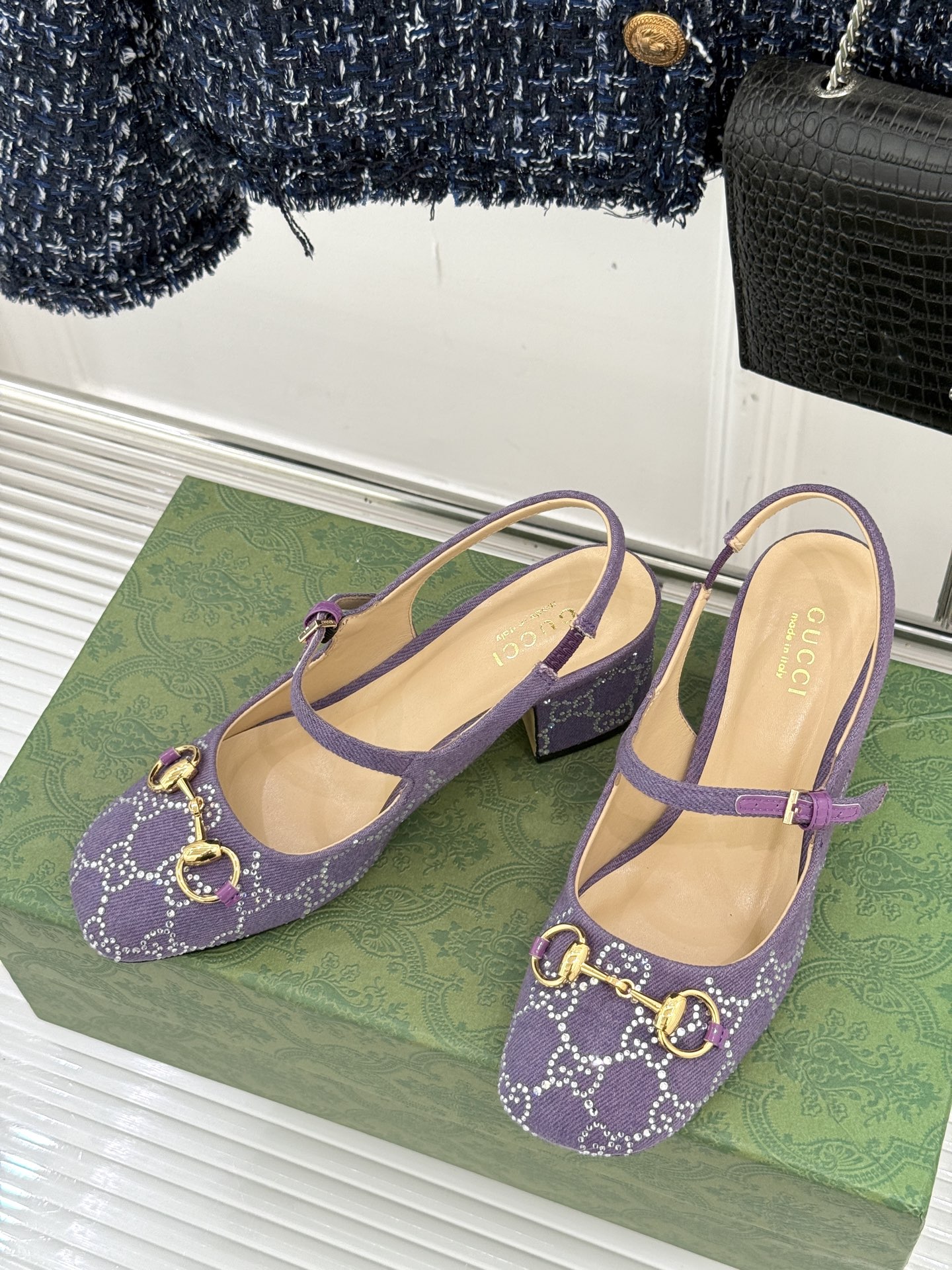 
Gucci/古驰25WF春夏新品马衔扣水钻
后空粗跟凉鞋
经典马衔扣元素 作为G家的标志性符号
彰显着