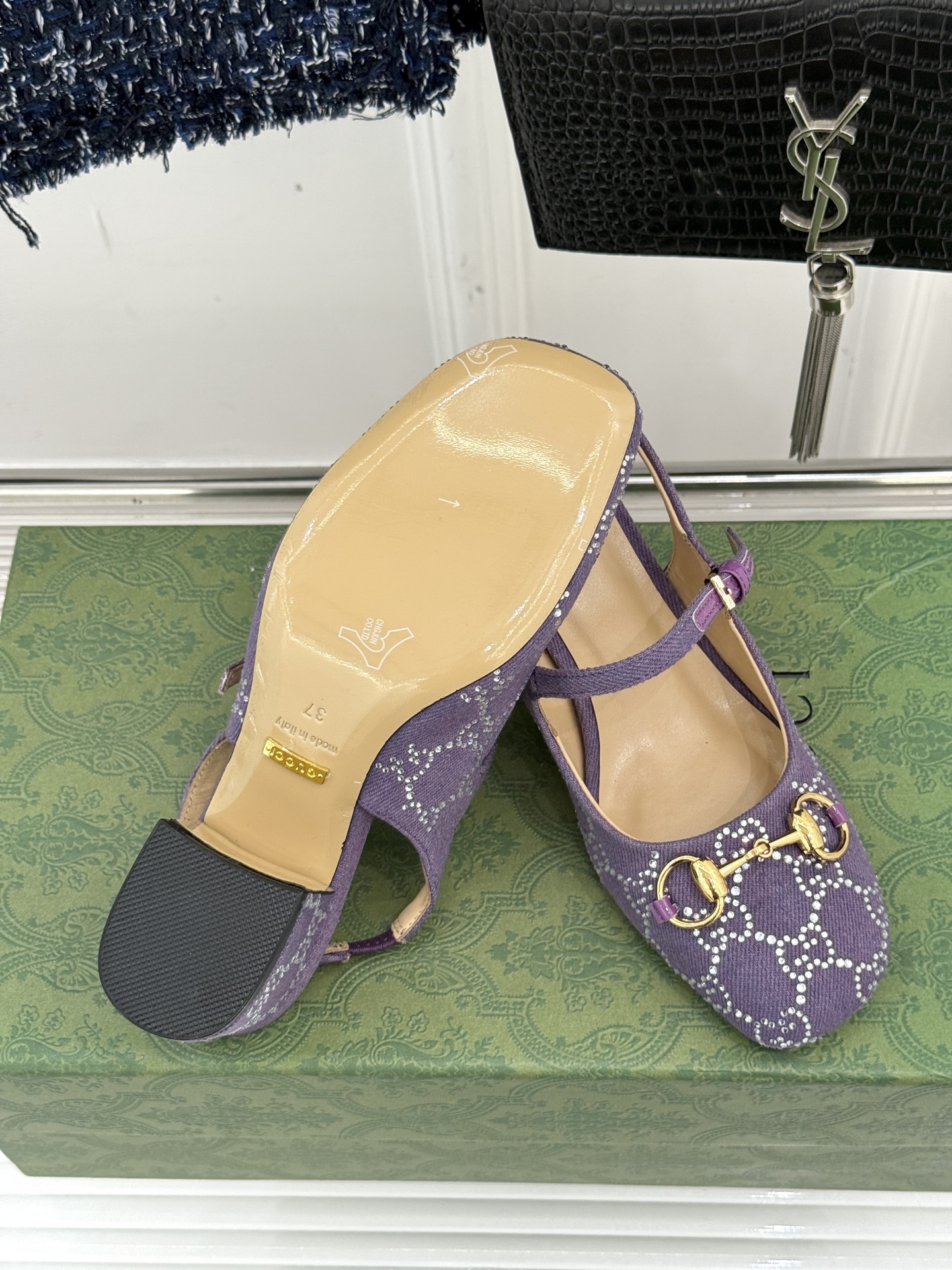 
Gucci/古驰25WF春夏新品马衔扣水钻
后空粗跟凉鞋
经典马衔扣元素 作为G家的标志性符号
彰显着