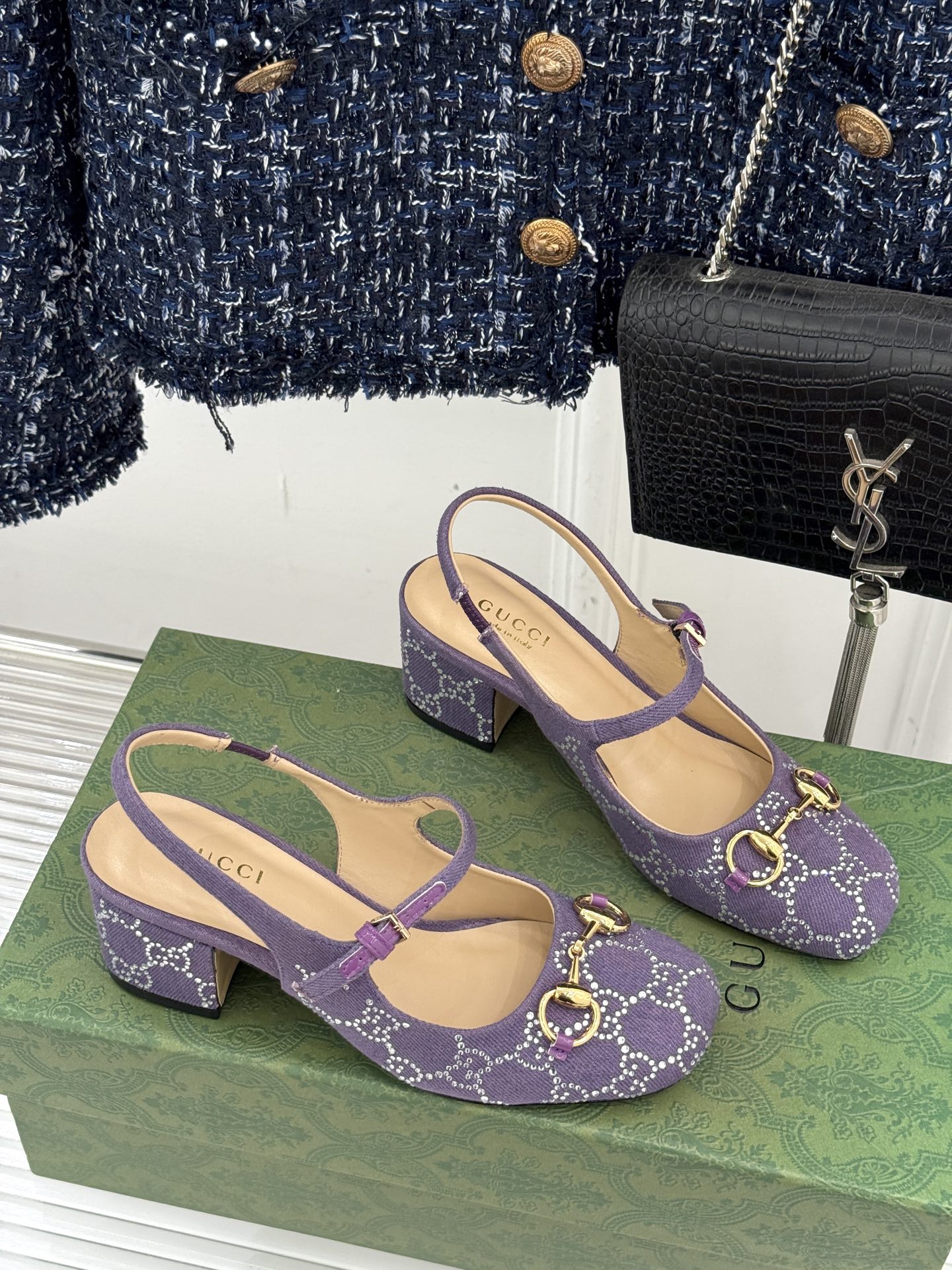 
Gucci/古驰25WF春夏新品马衔扣水钻
后空粗跟凉鞋
经典马衔扣元素 作为G家的标志性符号
彰显着