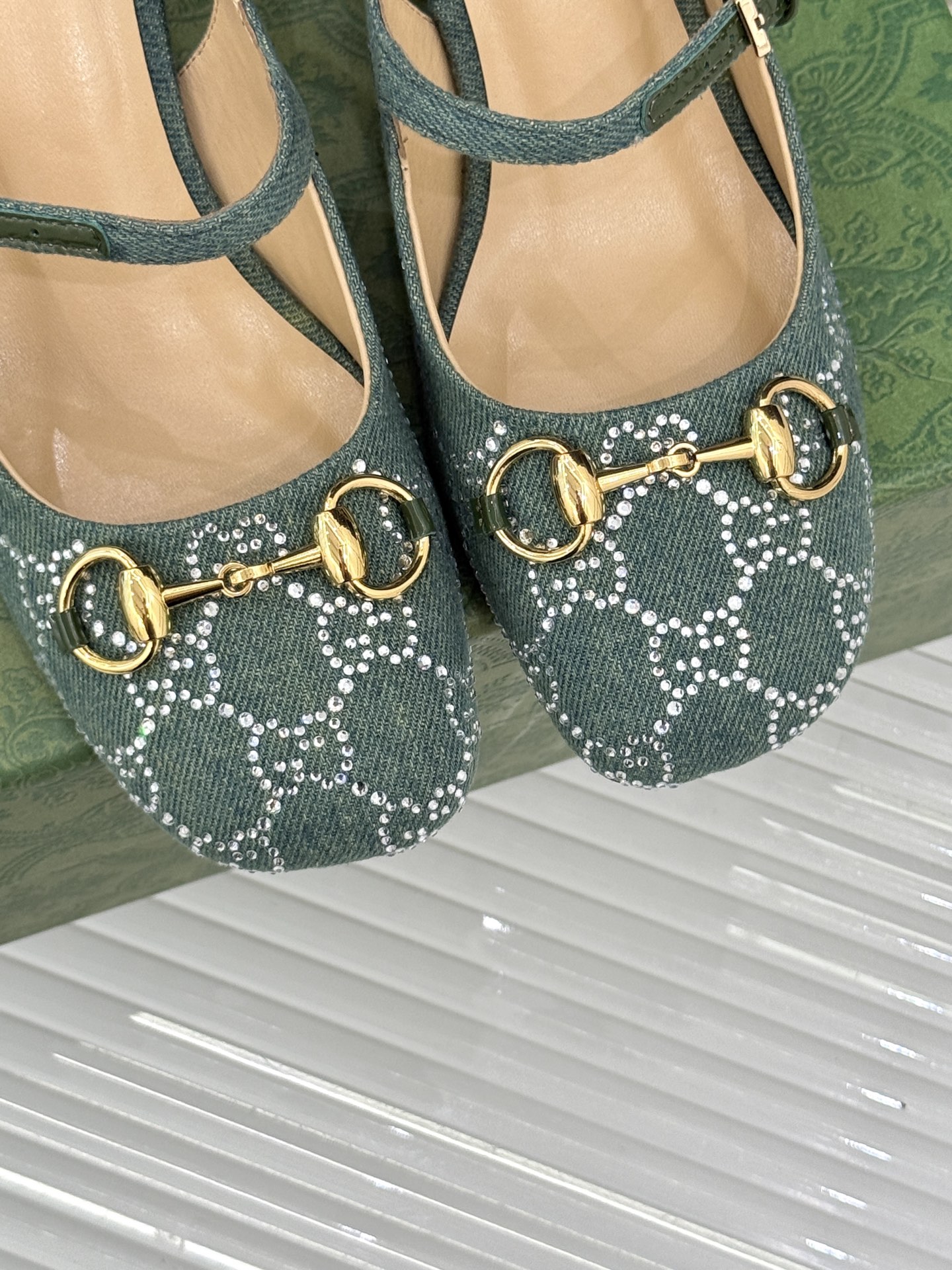 
Gucci/古驰25WF春夏新品马衔扣水钻
后空粗跟凉鞋
经典马衔扣元素 作为G家的标志性符号
彰显着