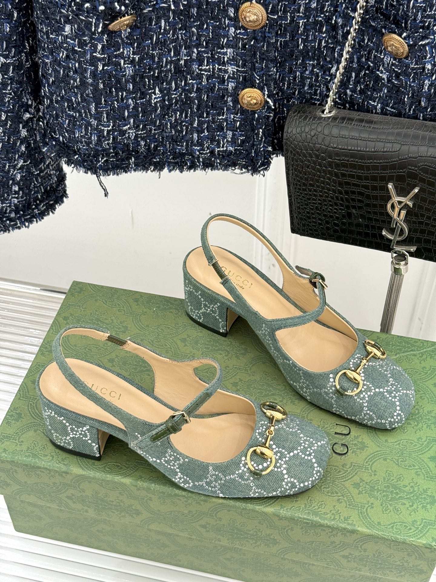 
Gucci/古驰25WF春夏新品马衔扣水钻
后空粗跟凉鞋
经典马衔扣元素 作为G家的标志性符号
彰显着