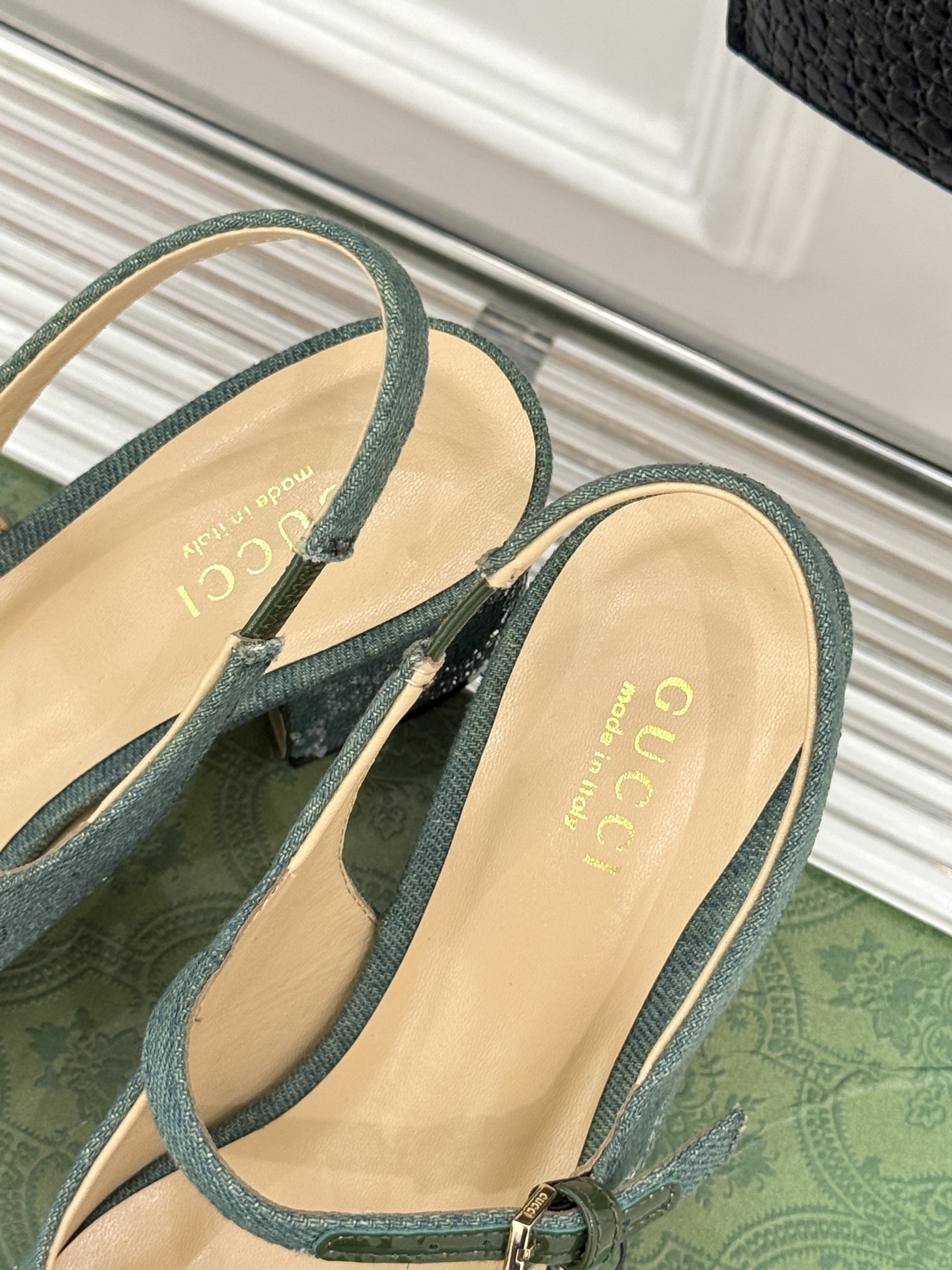 
Gucci/古驰25WF春夏新品马衔扣水钻
后空粗跟凉鞋
经典马衔扣元素 作为G家的标志性符号
彰显着