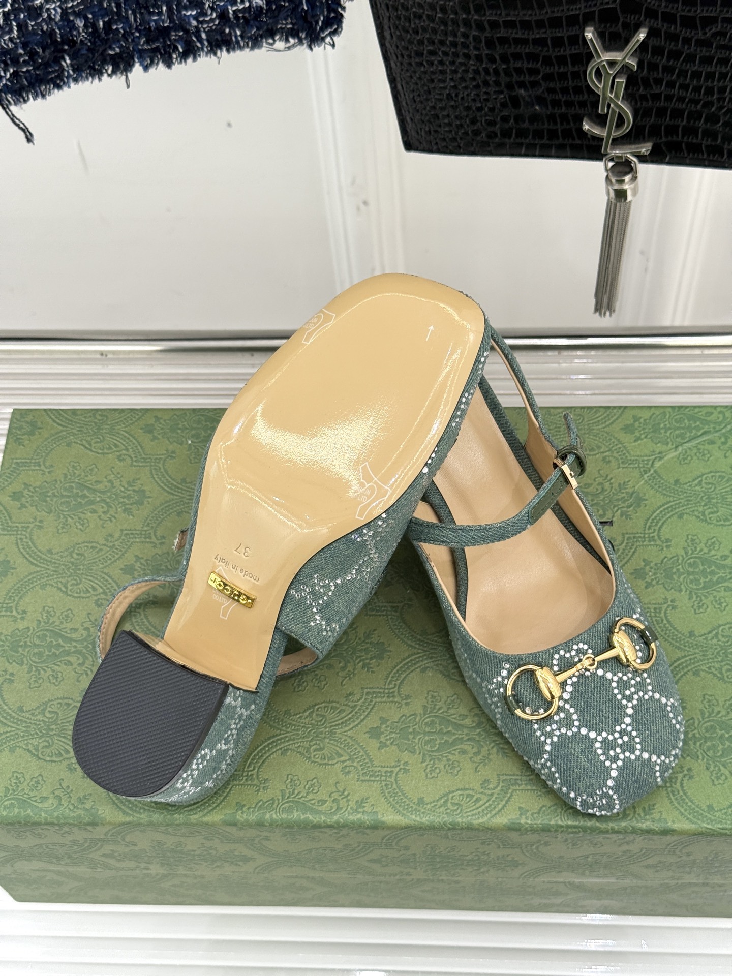 
Gucci/古驰25WF春夏新品马衔扣水钻
后空粗跟凉鞋
经典马衔扣元素 作为G家的标志性符号
彰显着