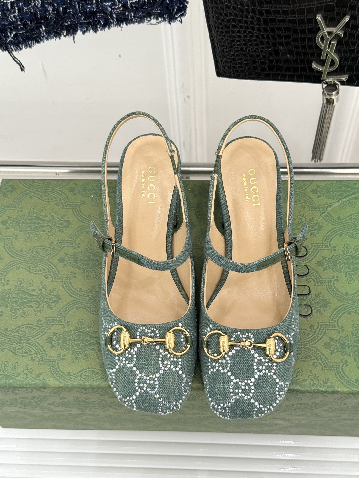 
Gucci/古驰25WF春夏新品马衔扣水钻
后空粗跟凉鞋
经典马衔扣元素 作为G家的标志性符号
彰显着