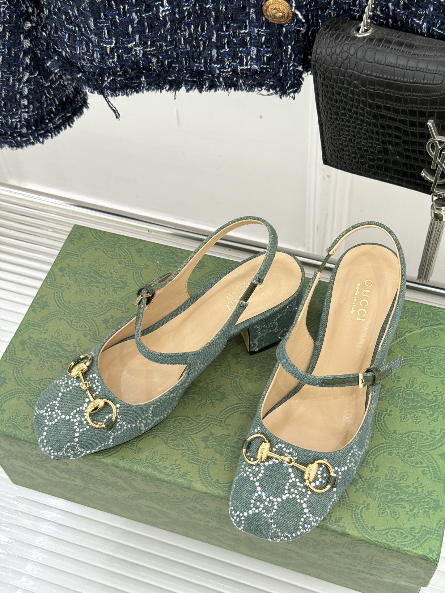 
Gucci/古驰25WF春夏新品马衔扣水钻
后空粗跟凉鞋
经典马衔扣元素 作为G家的标志性符号
彰显着