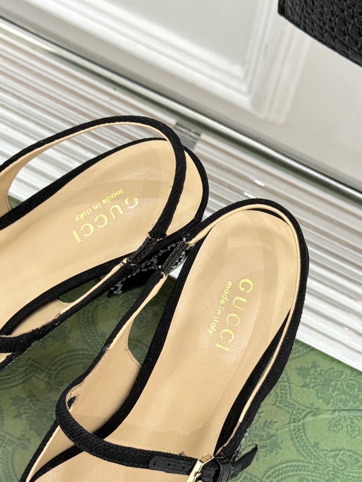 
Gucci/古驰25WF春夏新品马衔扣水钻
后空粗跟凉鞋
经典马衔扣元素 作为G家的标志性符号
彰显着