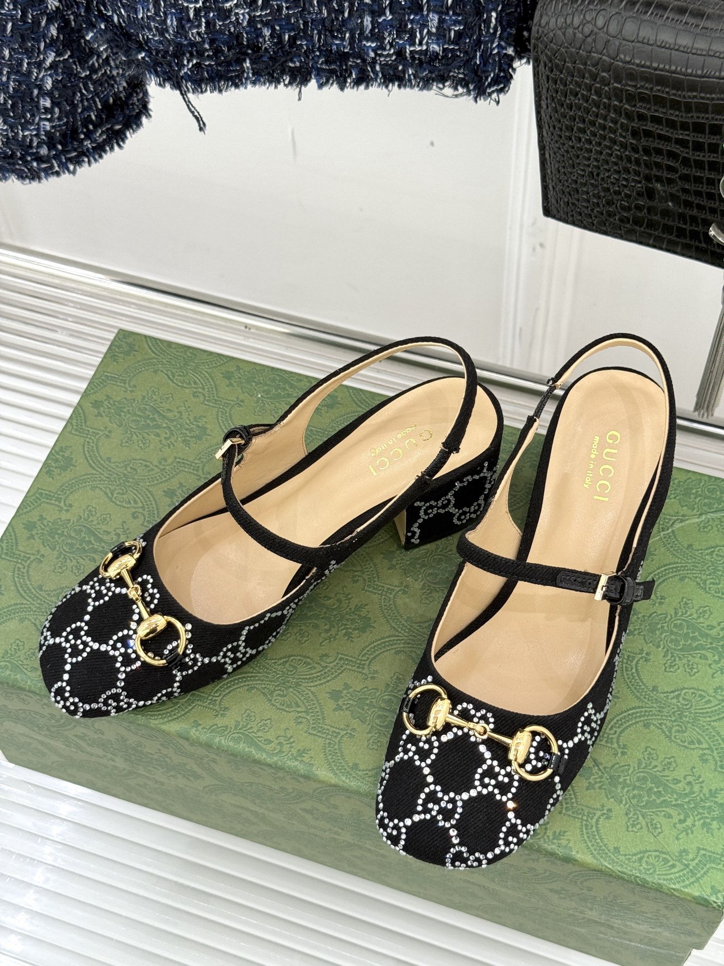 
Gucci/古驰25WF春夏新品马衔扣水钻
后空粗跟凉鞋
经典马衔扣元素 作为G家的标志性符号
彰显着